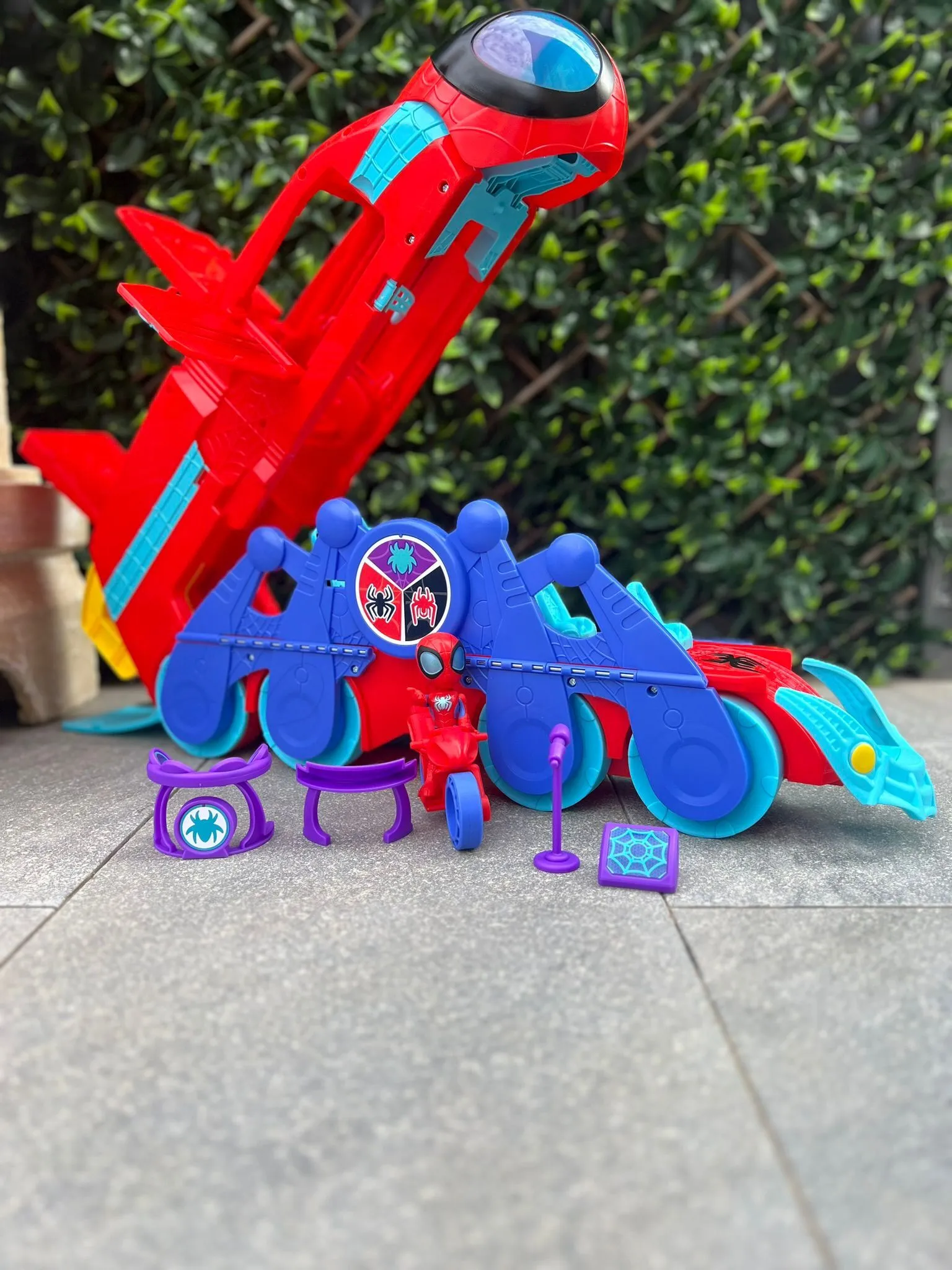 Spidey and Spidey-mobile 