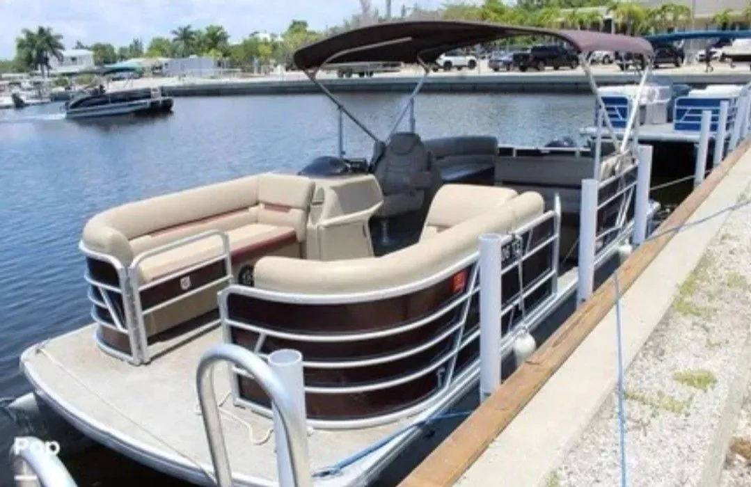 Boat: 22' Pontoon
