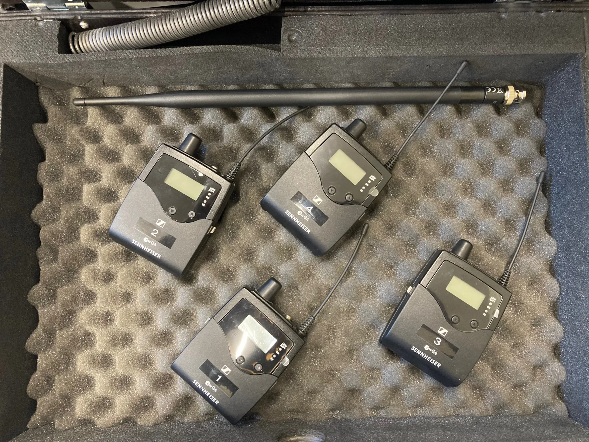 In-Ear kõrvamonitor Sennheiser EW IEM G4  4-kanaliga rack (komplekt koos 4 bodypackiga)