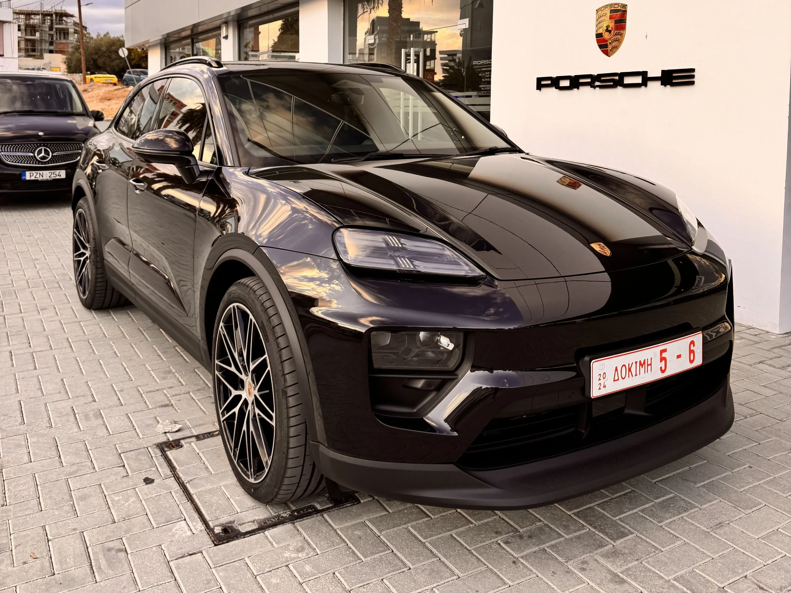 Driver with Porsche Macan4