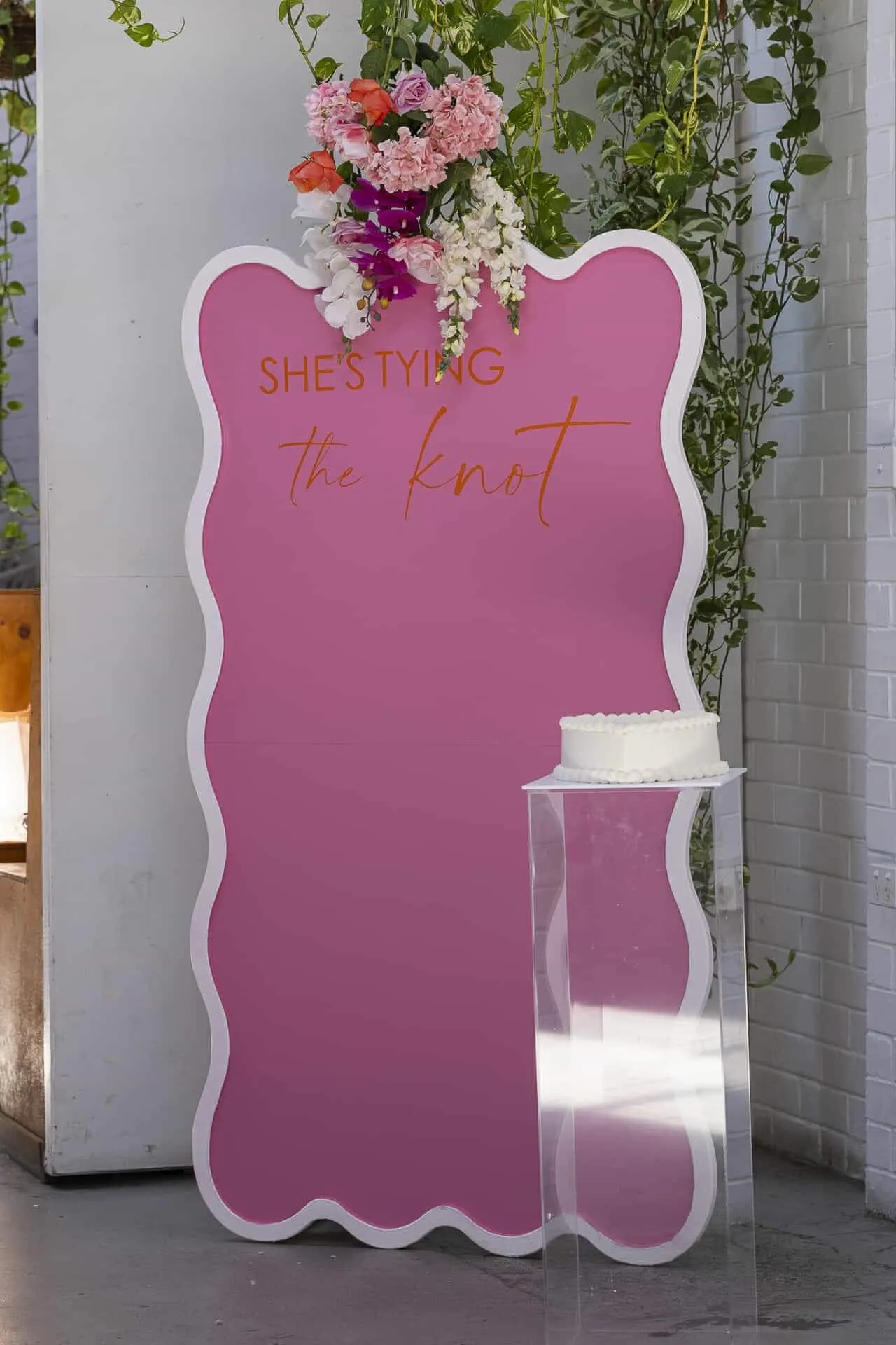 Pink Wavy Arch (Delivery Item)