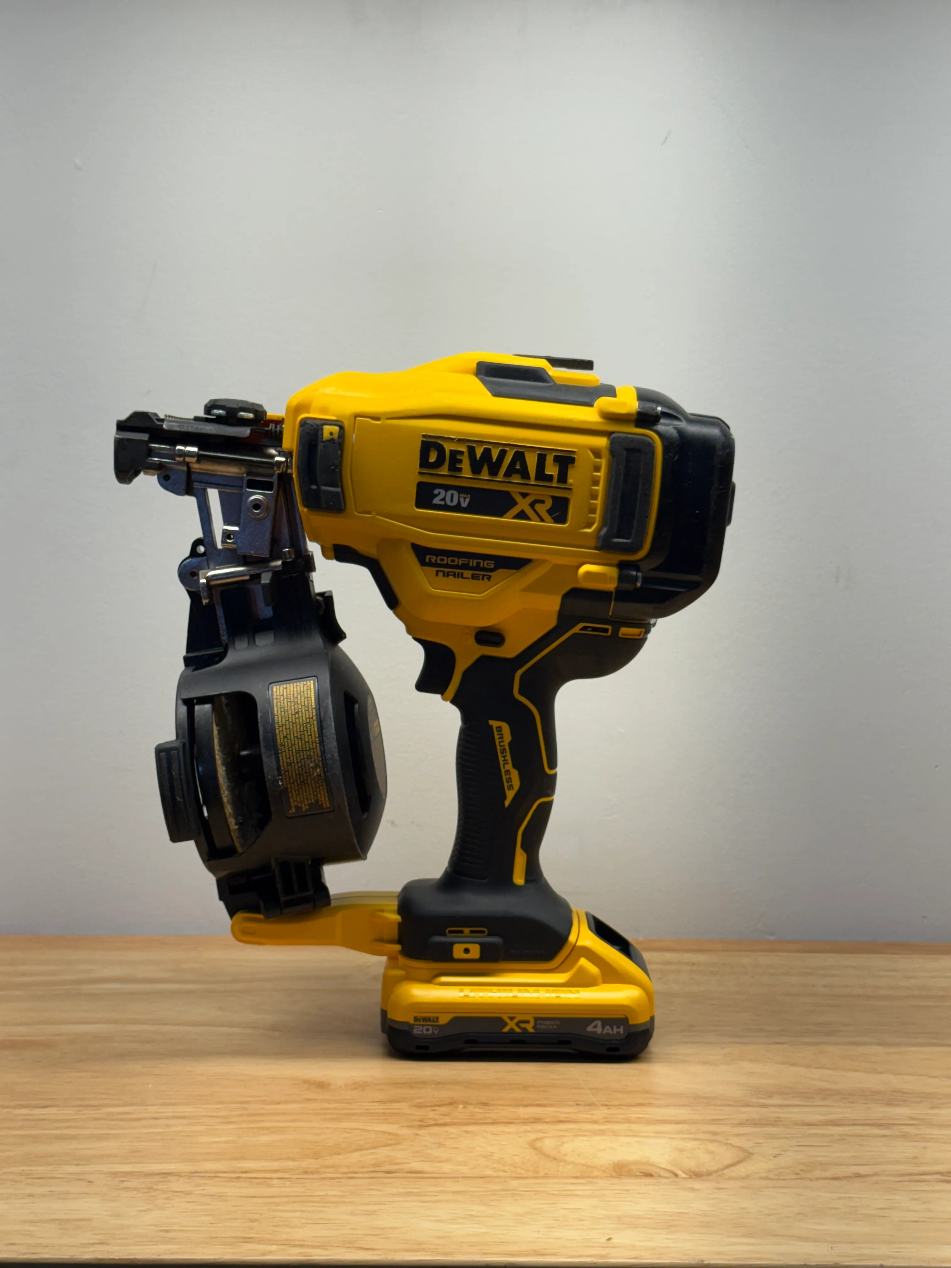 Dewalt 20V Roofing Nailer DCN45RN + Battery + Charger