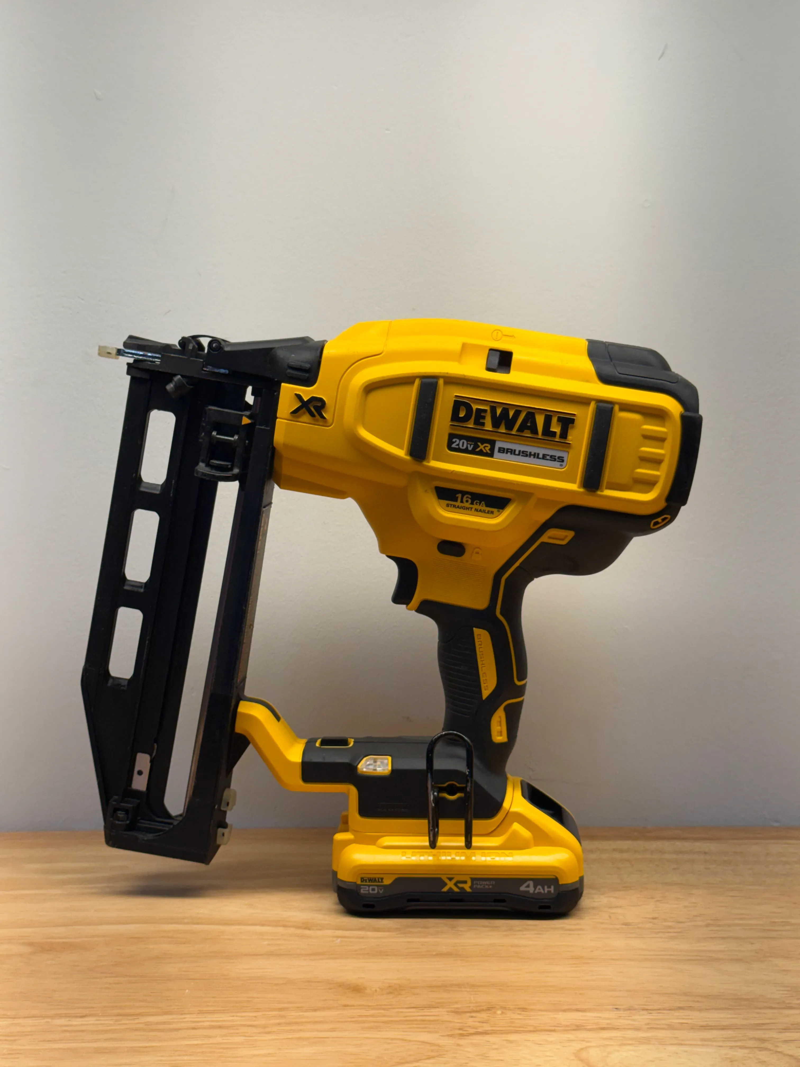 Dewalt 20V 16GA Finish Nailer DCN662 + Battery + Charger