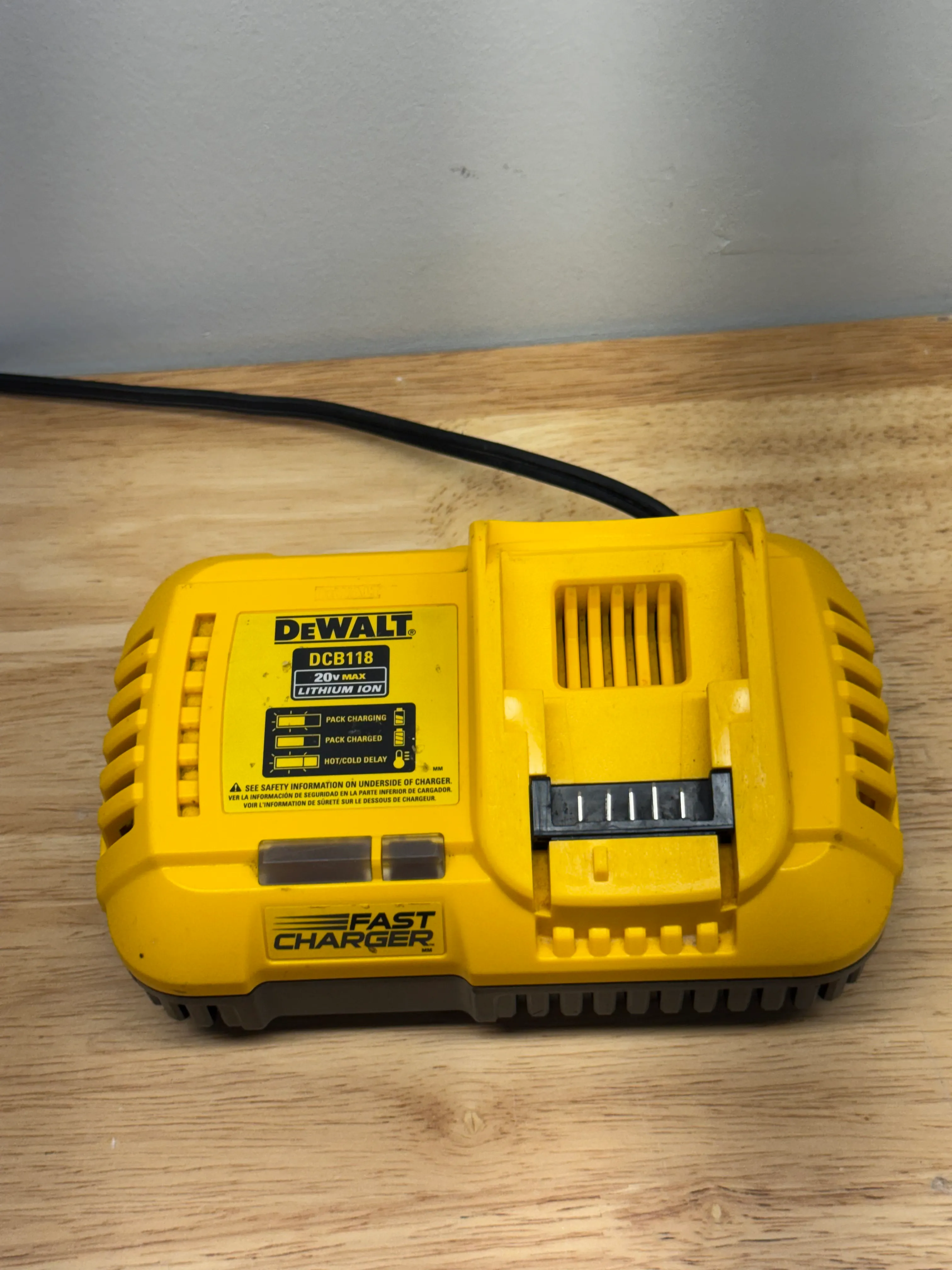 Dewalt 60V 8AH Charger DCB118