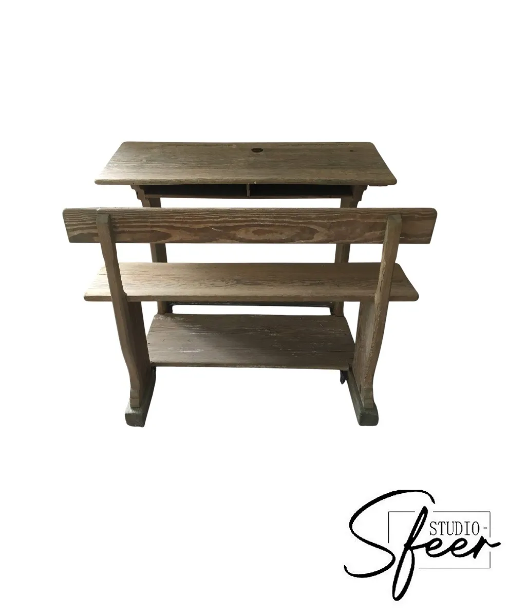 Oude dubbele  schoolbank