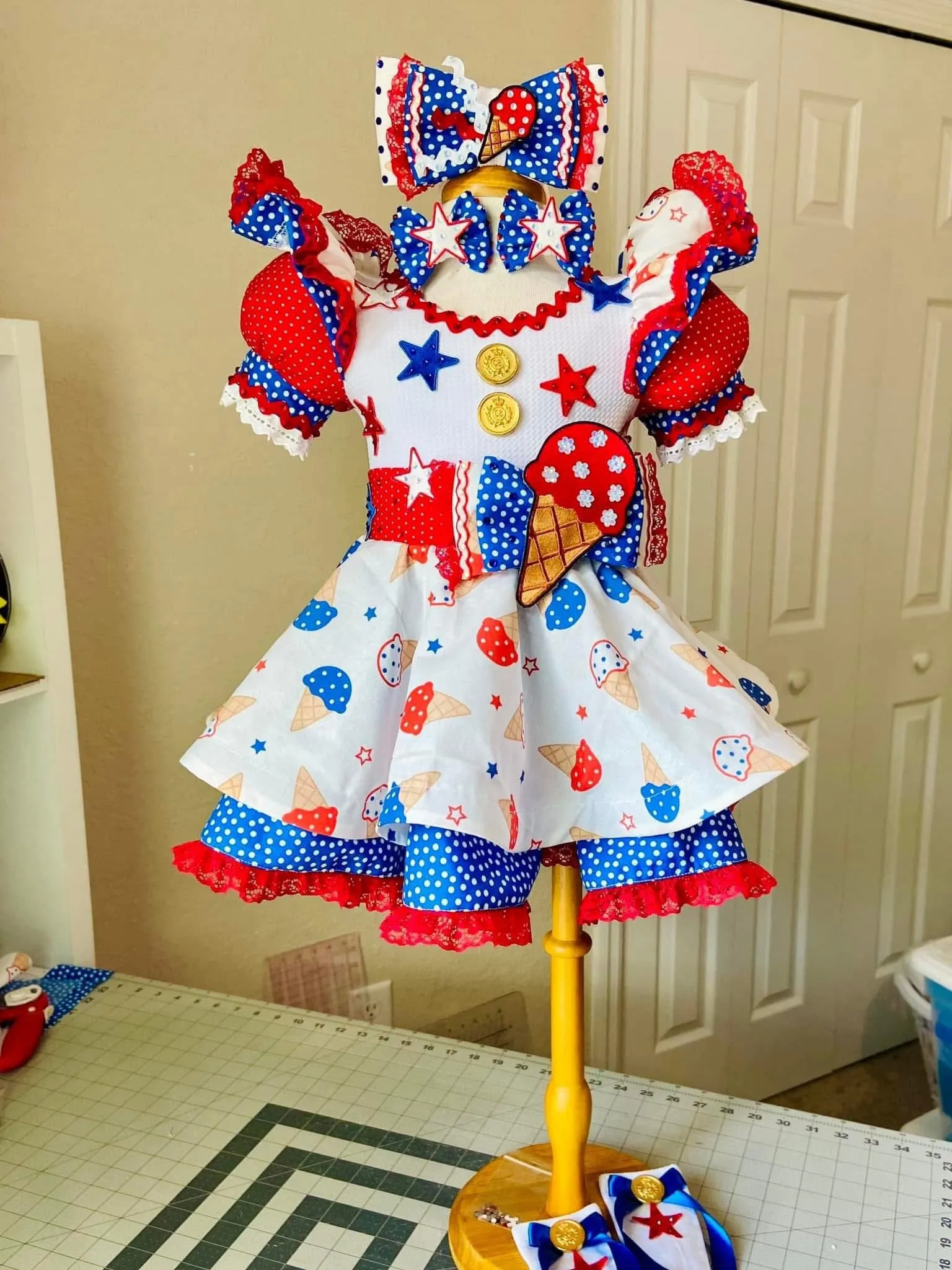 RM- 18/3 Dollhouse RWB (red, white, blue)