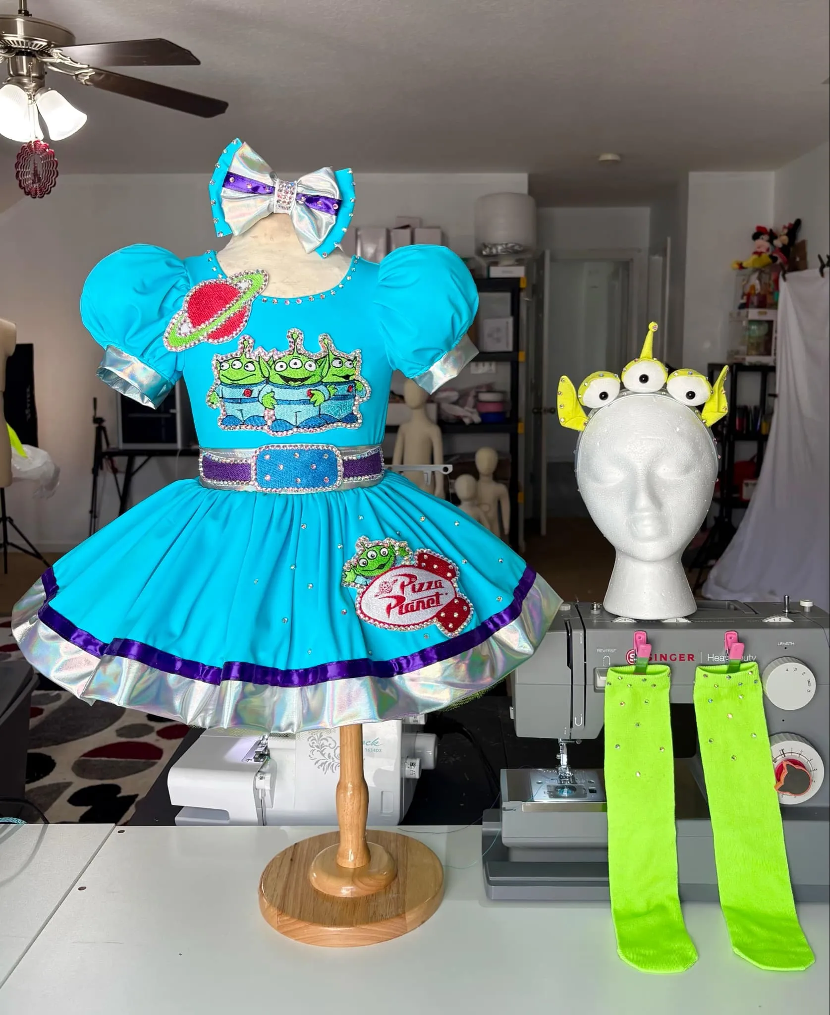 125. A- The Claw-tastic Alien Toy Story 18/3 Galaxy/Alien/Space OOC