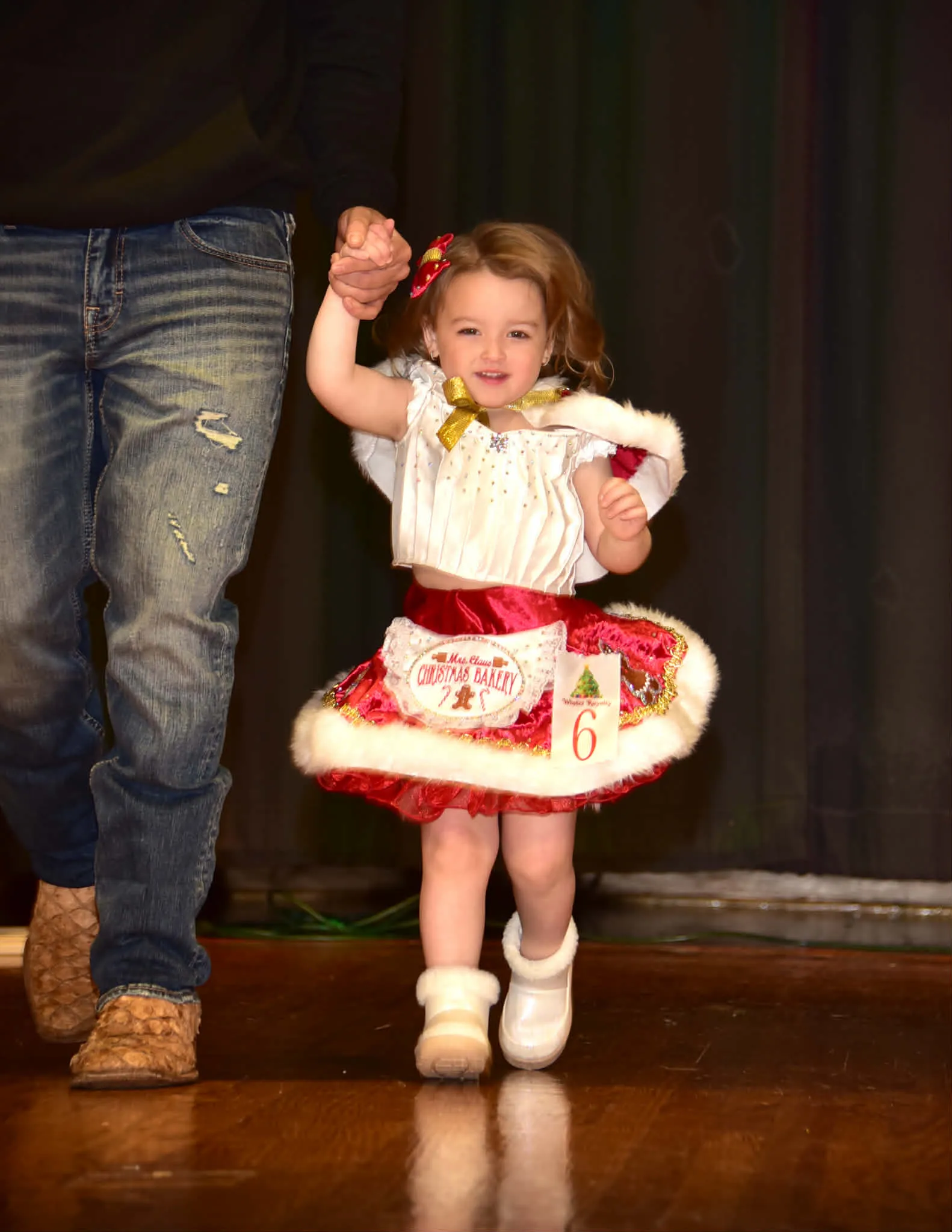 AM-  Valerie Cyrus Mrs. Claus Christmas ooc 18/3