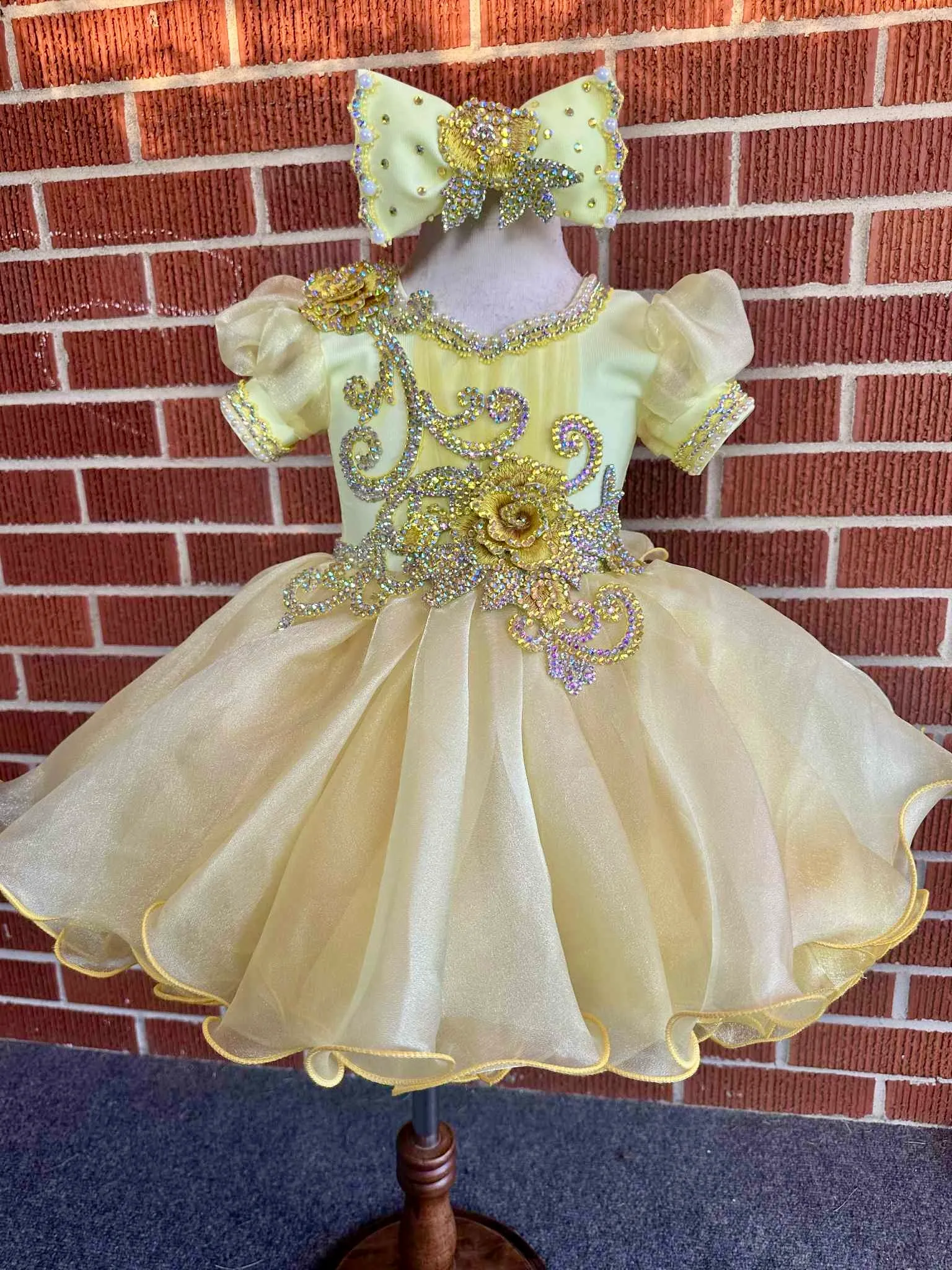 TT- Yellow Beauty Brianna K- Queen B