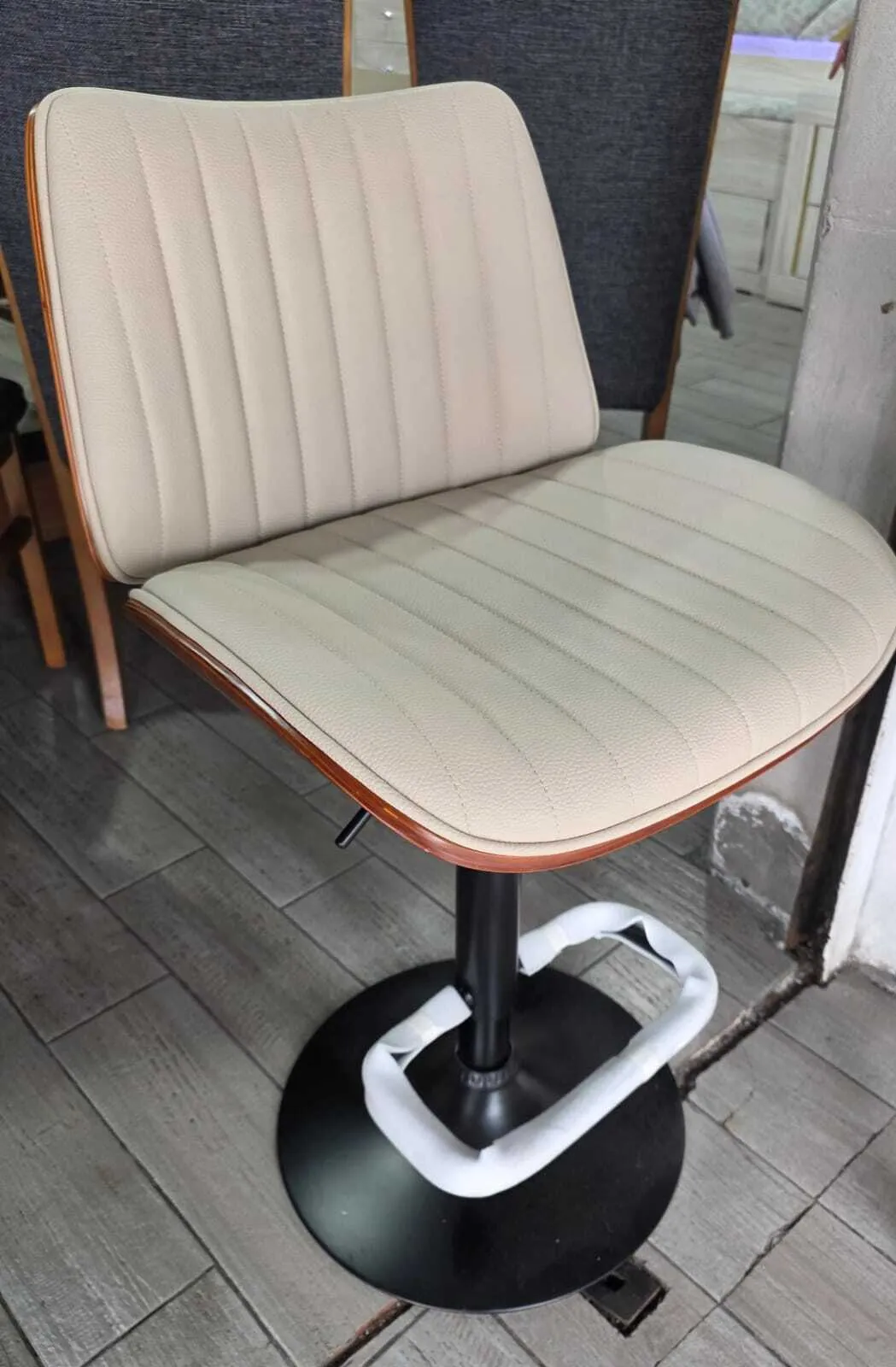 Silla de piel y madera giratoria 