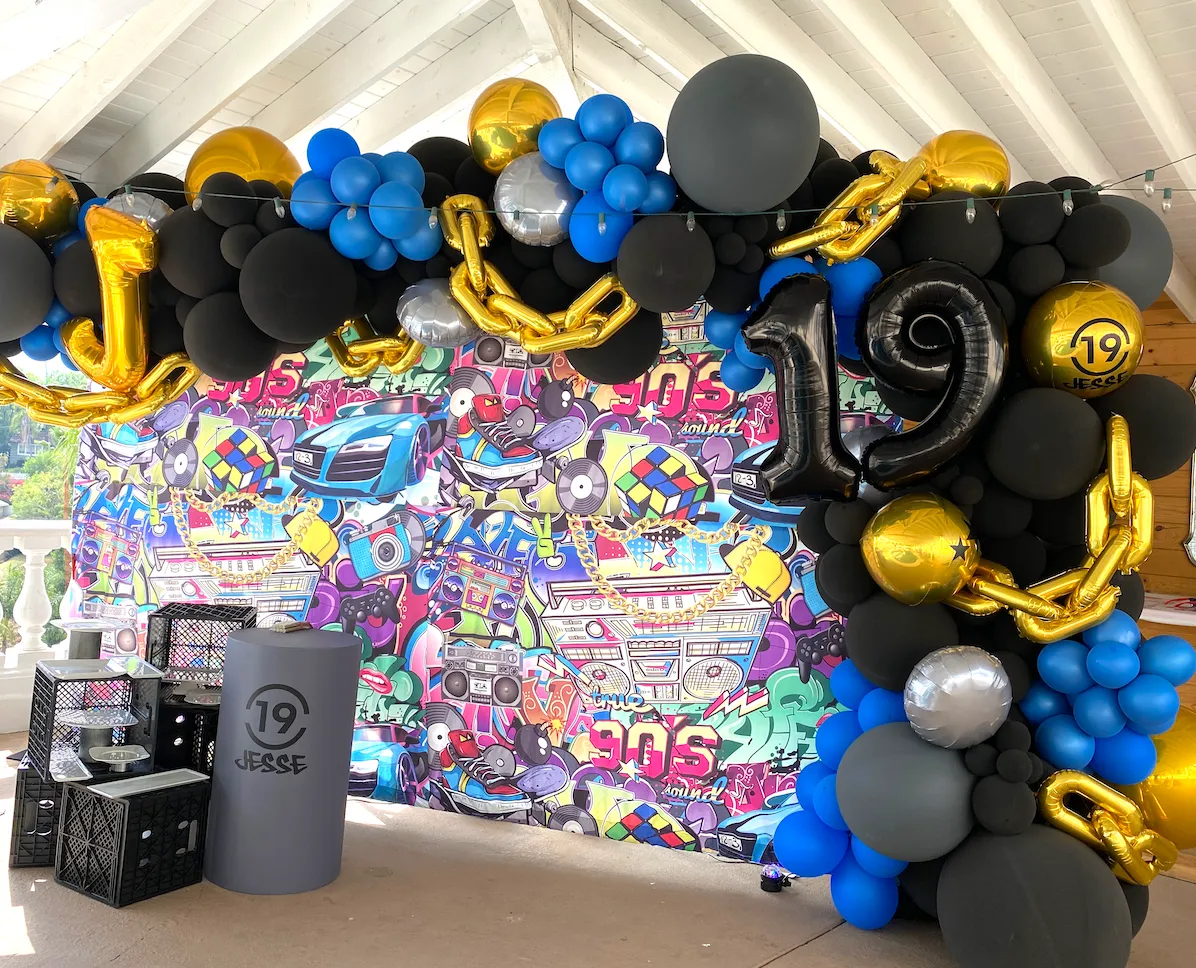 ’90S-THEMED BIRTHDAY BALLOON BACKDROP!
