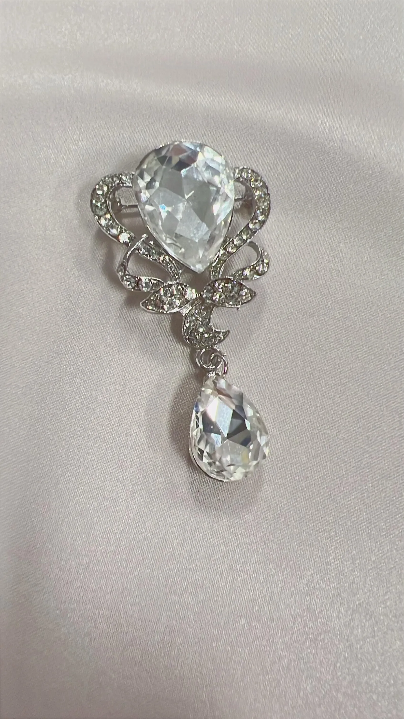 SILVER TEAR DROP BROOCH 