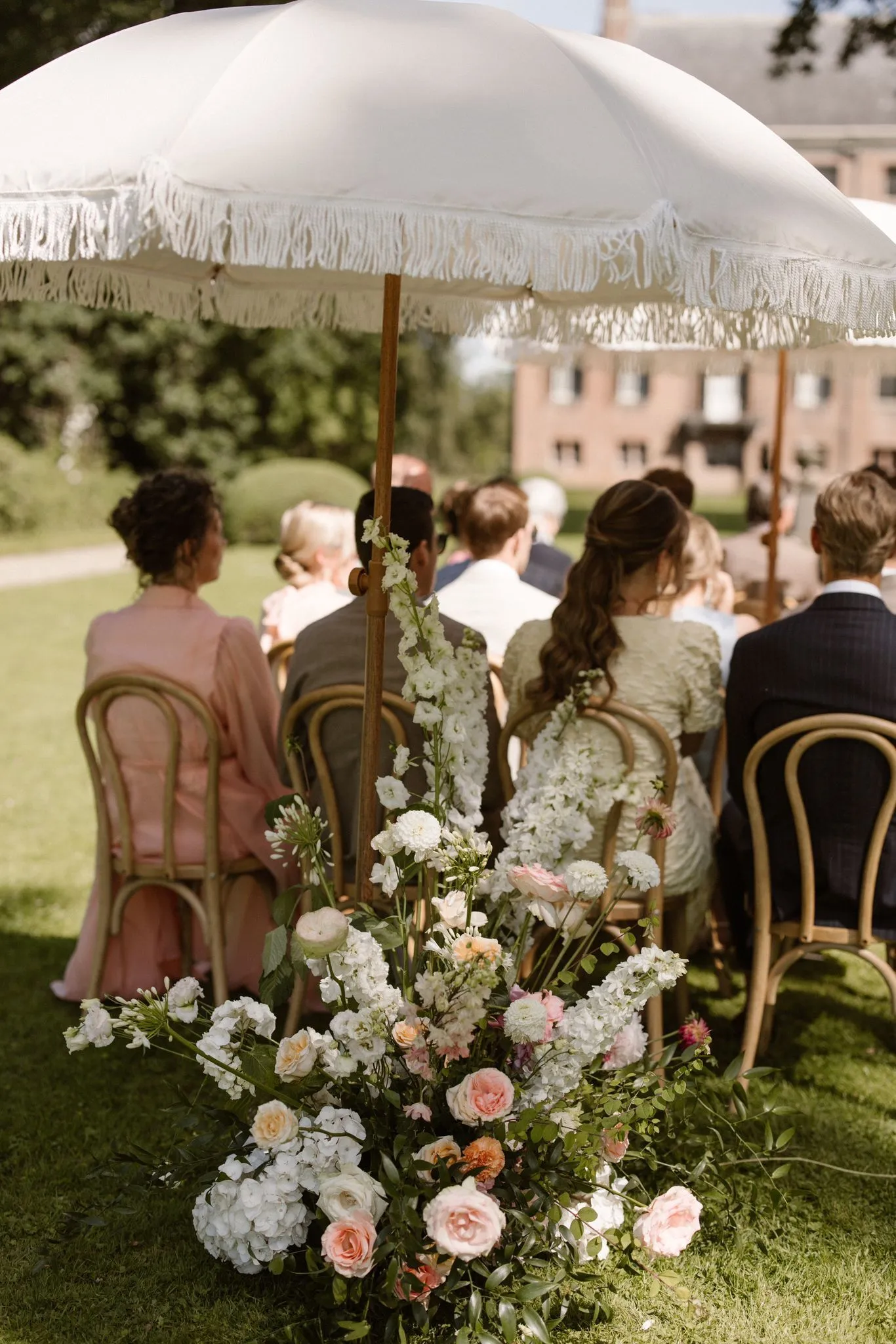 Parasol beige met franjes