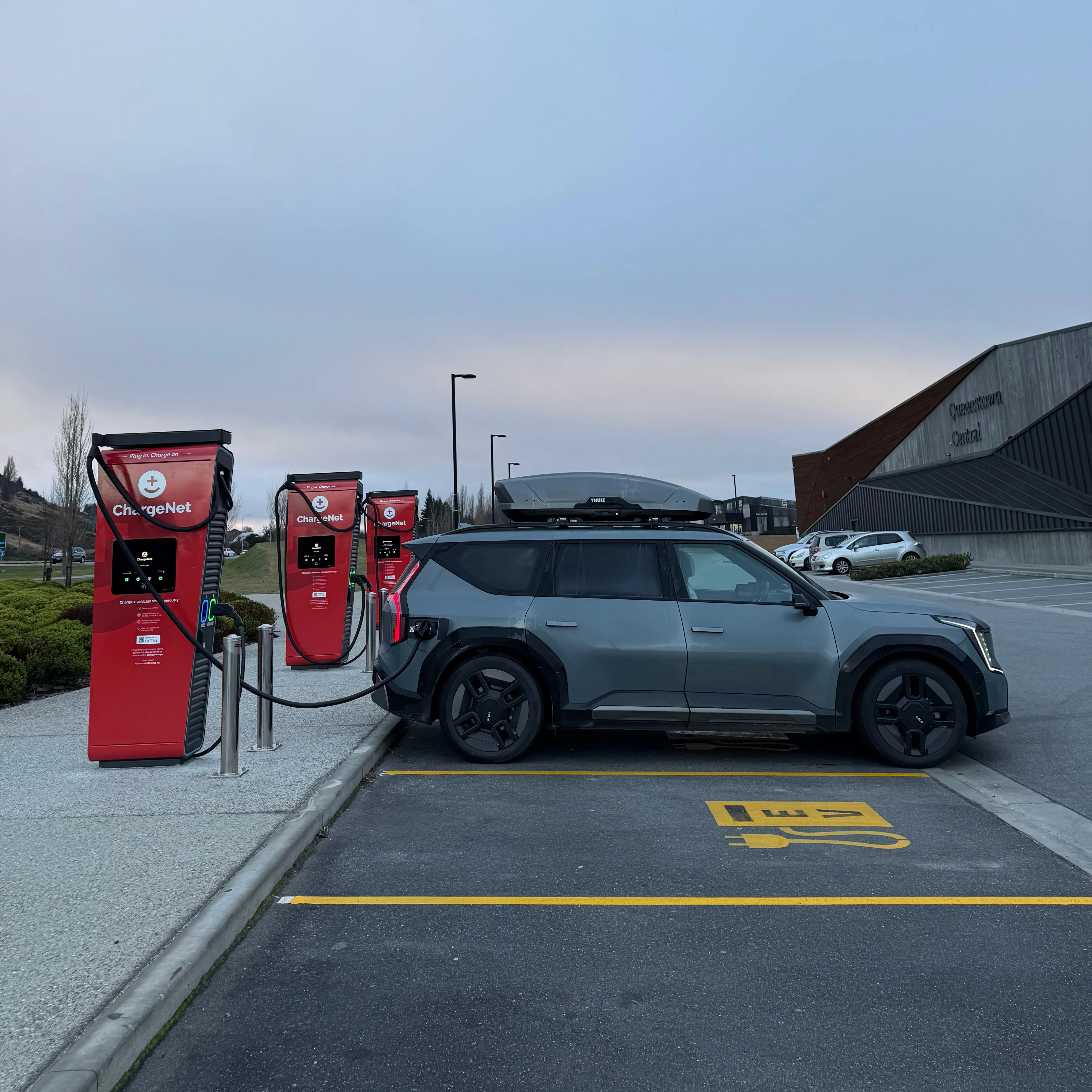 Kia EV9 with THULE Roof Box and Starlink