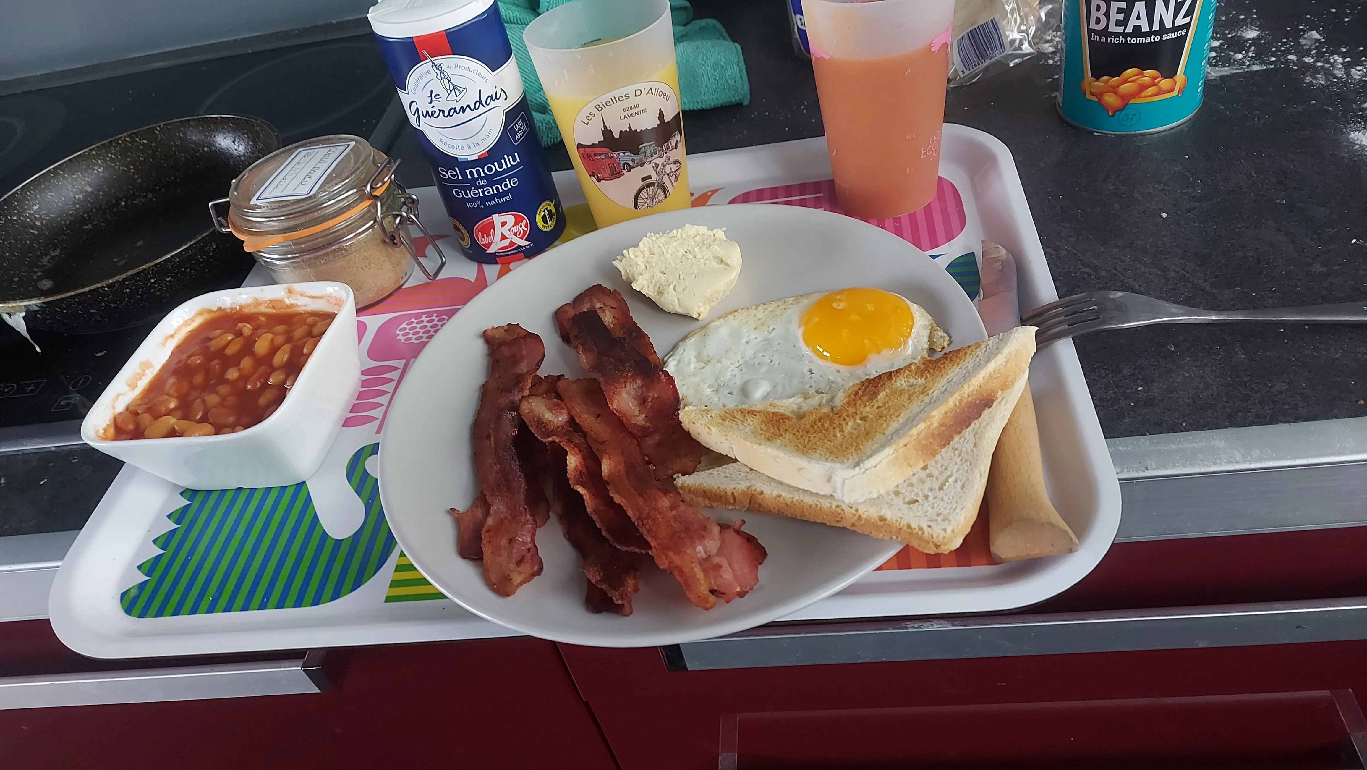 "English Breakfast" food basket