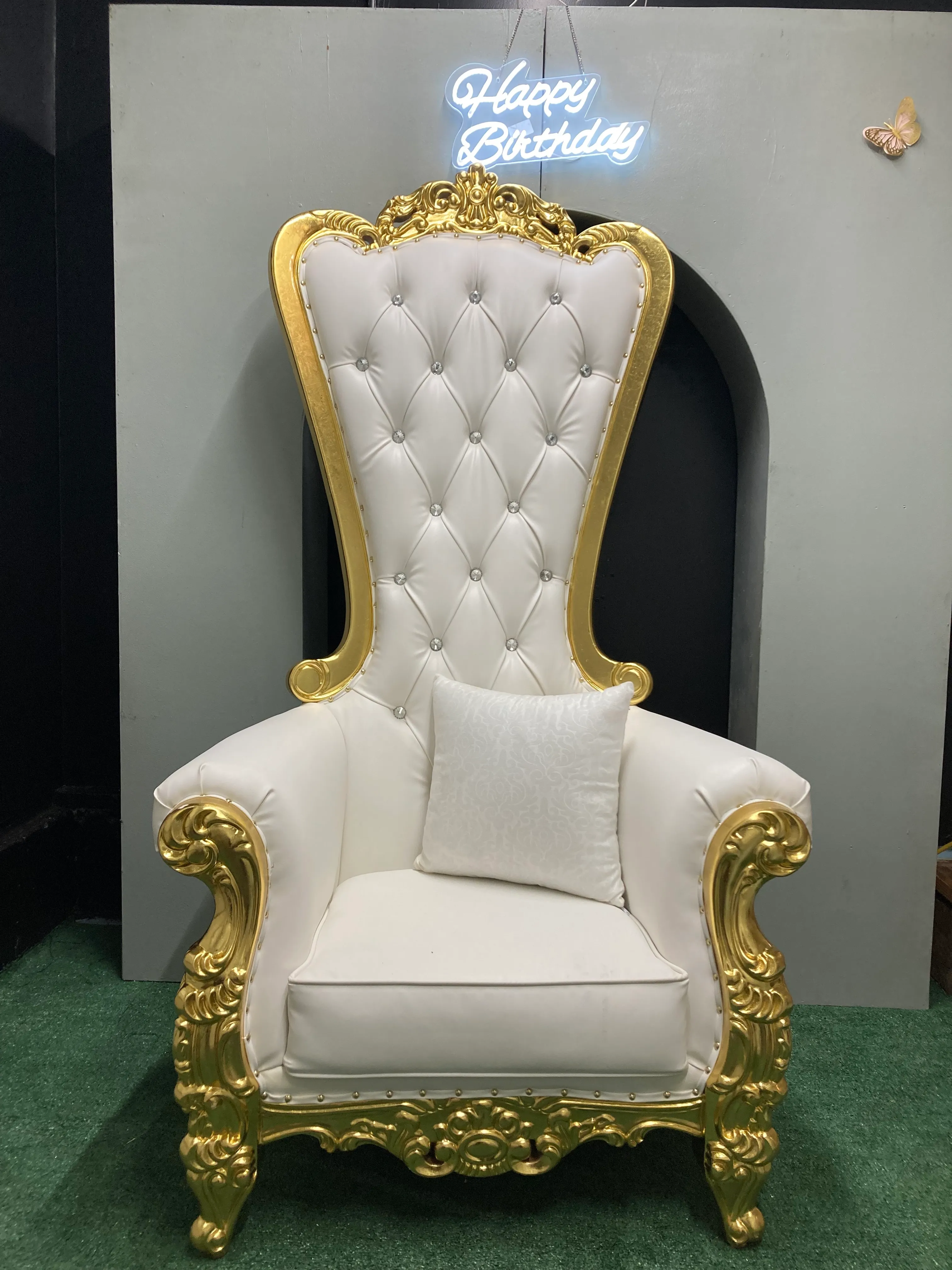 throne chair (white & gold)
