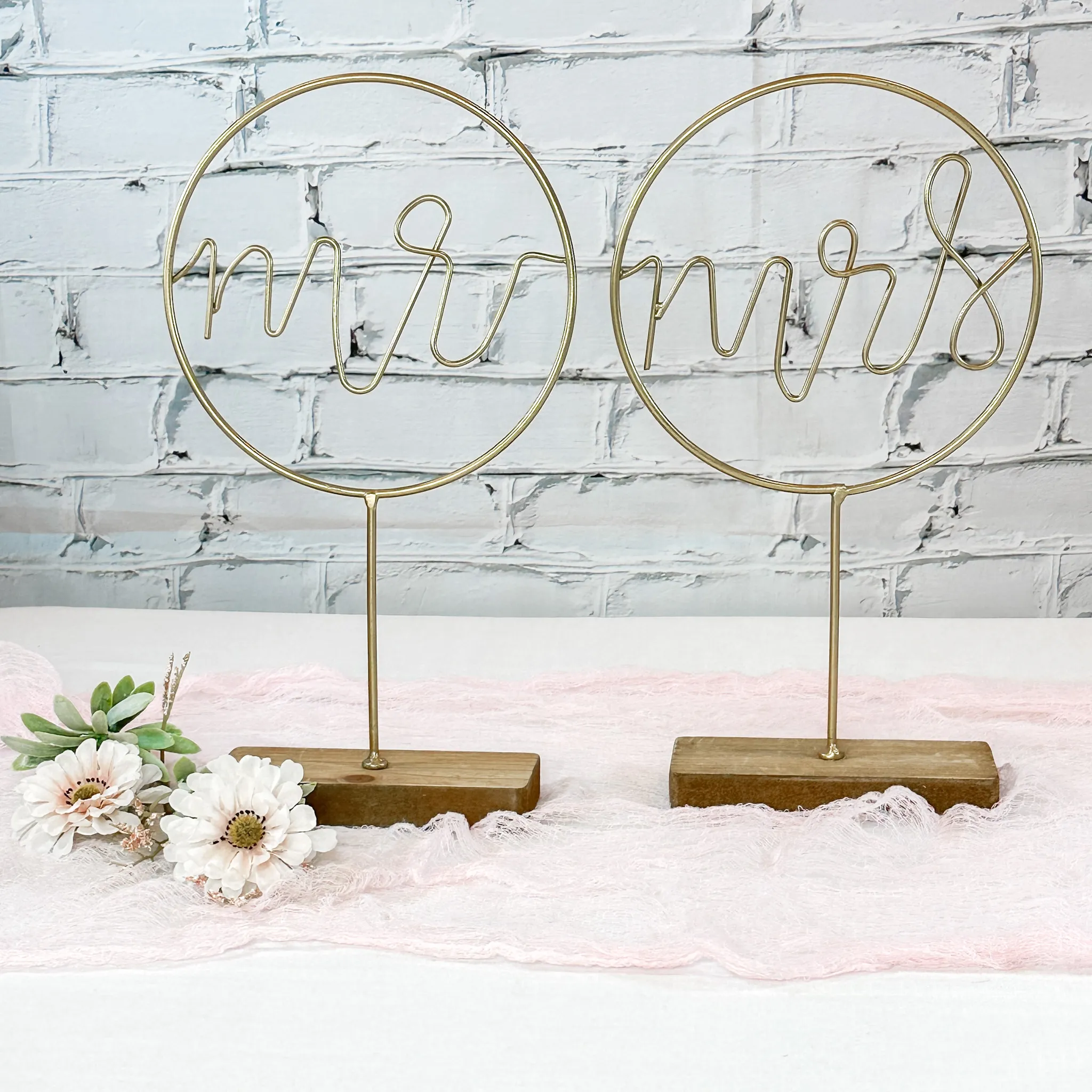 Mr & Mrs - Gold Metal Circle