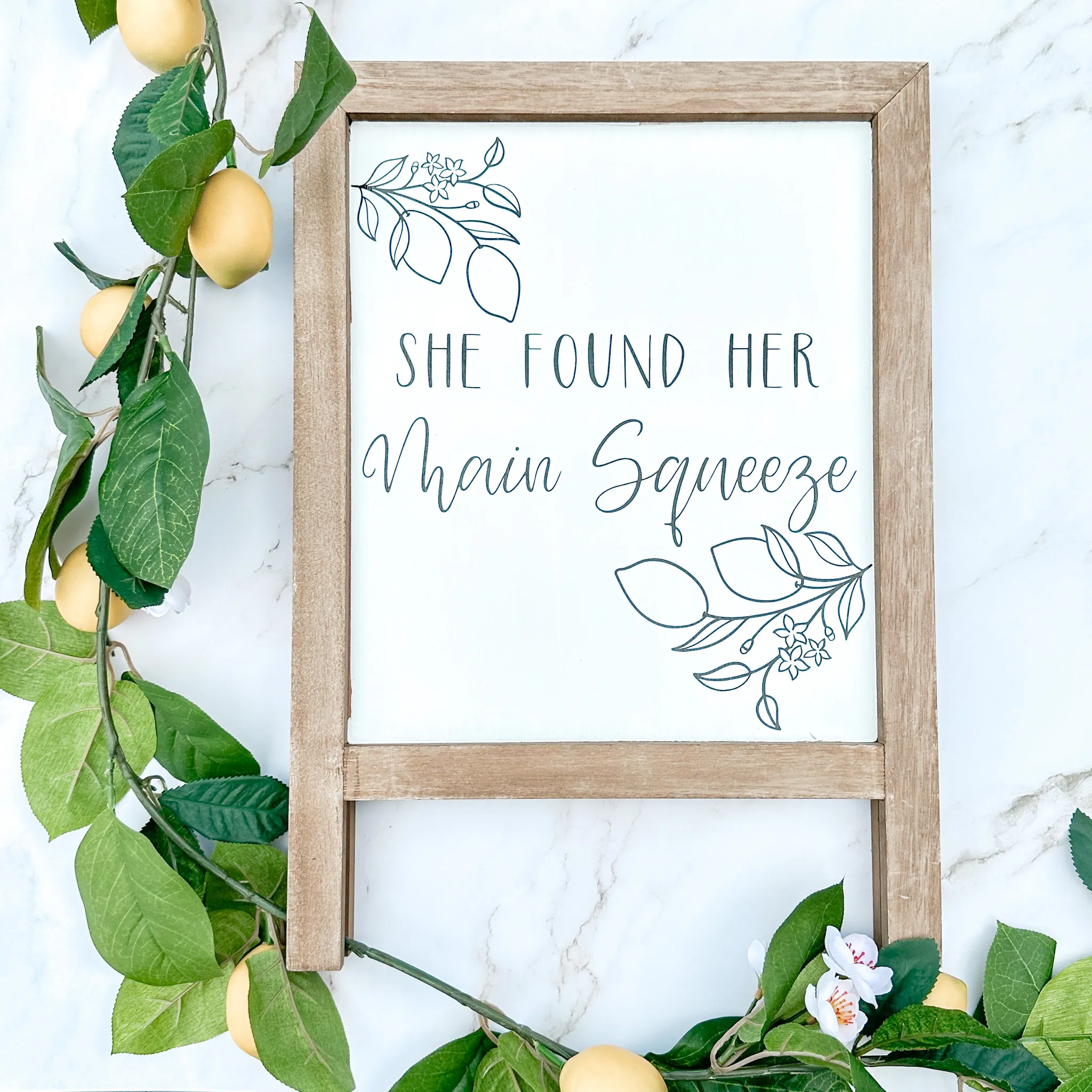 Main Squeeze Sign & Garland