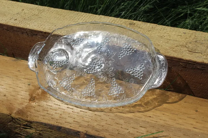 Vintage Luncheon/Snack plate - Grape Clusters pattern