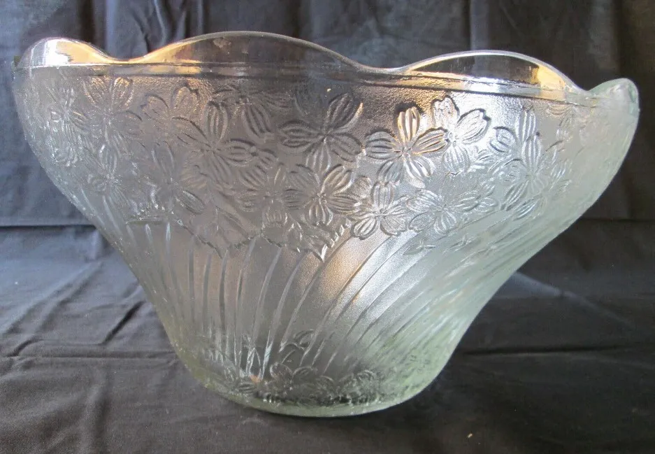 Punch bowl with scalloped edges and flowers (Grandeur pattern)