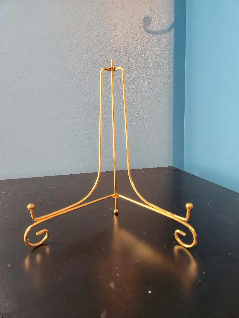 Gold Modern Metal Easel 9x8 in