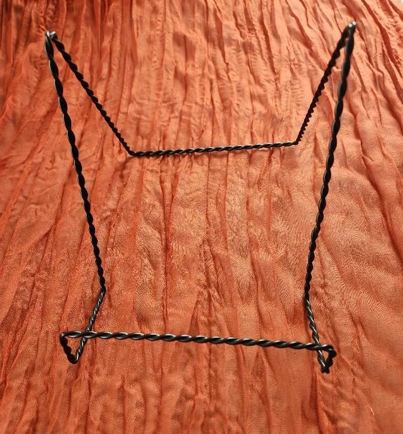 Black Metal Twist Easel 