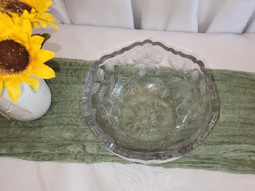 Glass Bowl 8.25 in Diameter Flowers & Leaves Pattern