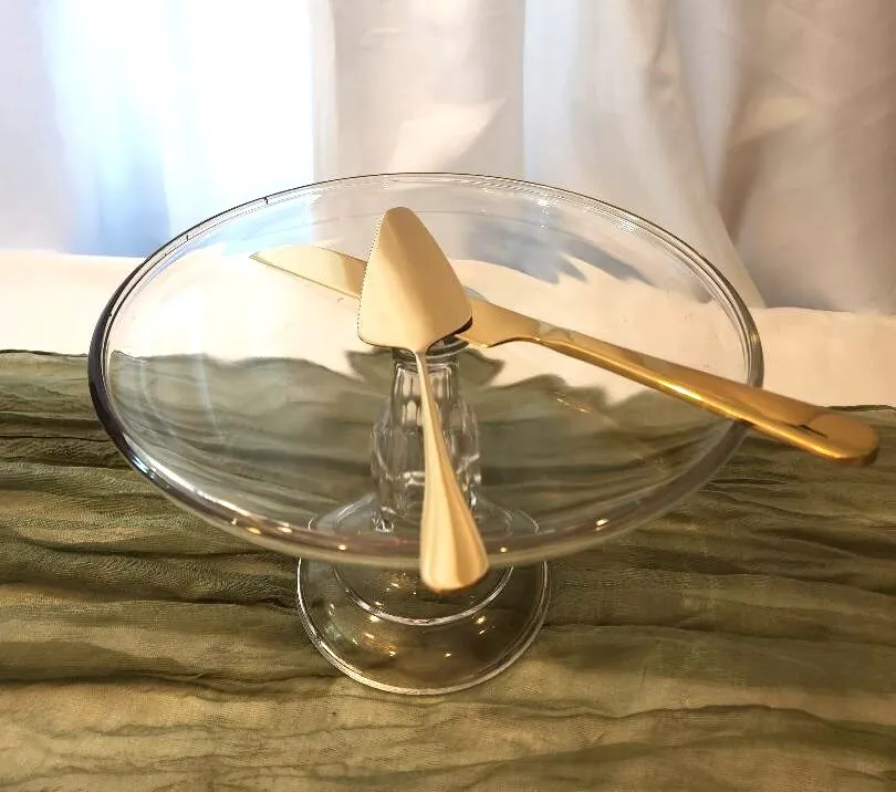 Glass Pedestal Cake Plate w Lip 10 in Diameter