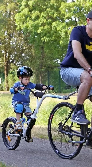 Vélo suiveur pour enfant