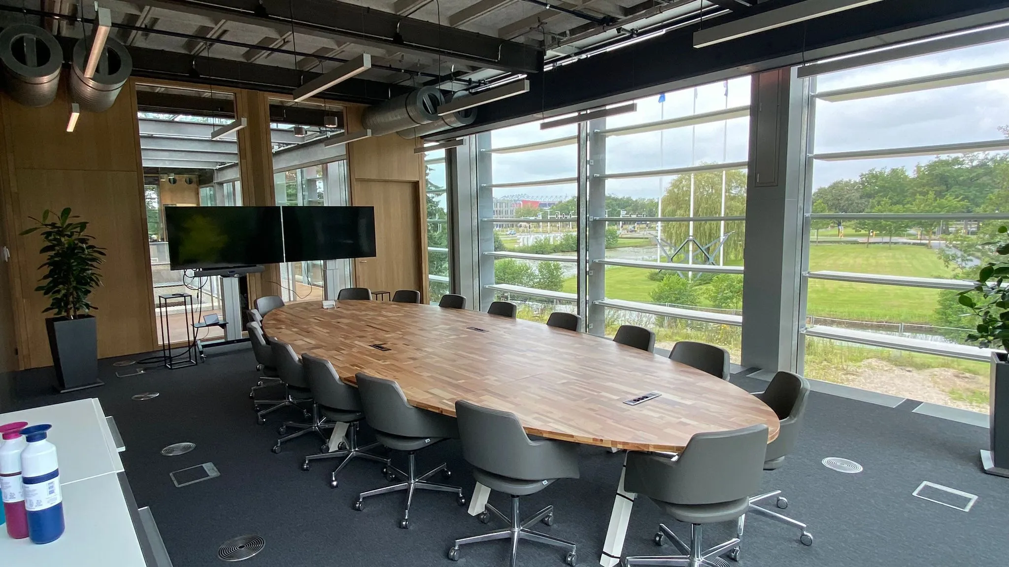 Meeting room 2518 (can only be booked via Outlook Calendar)