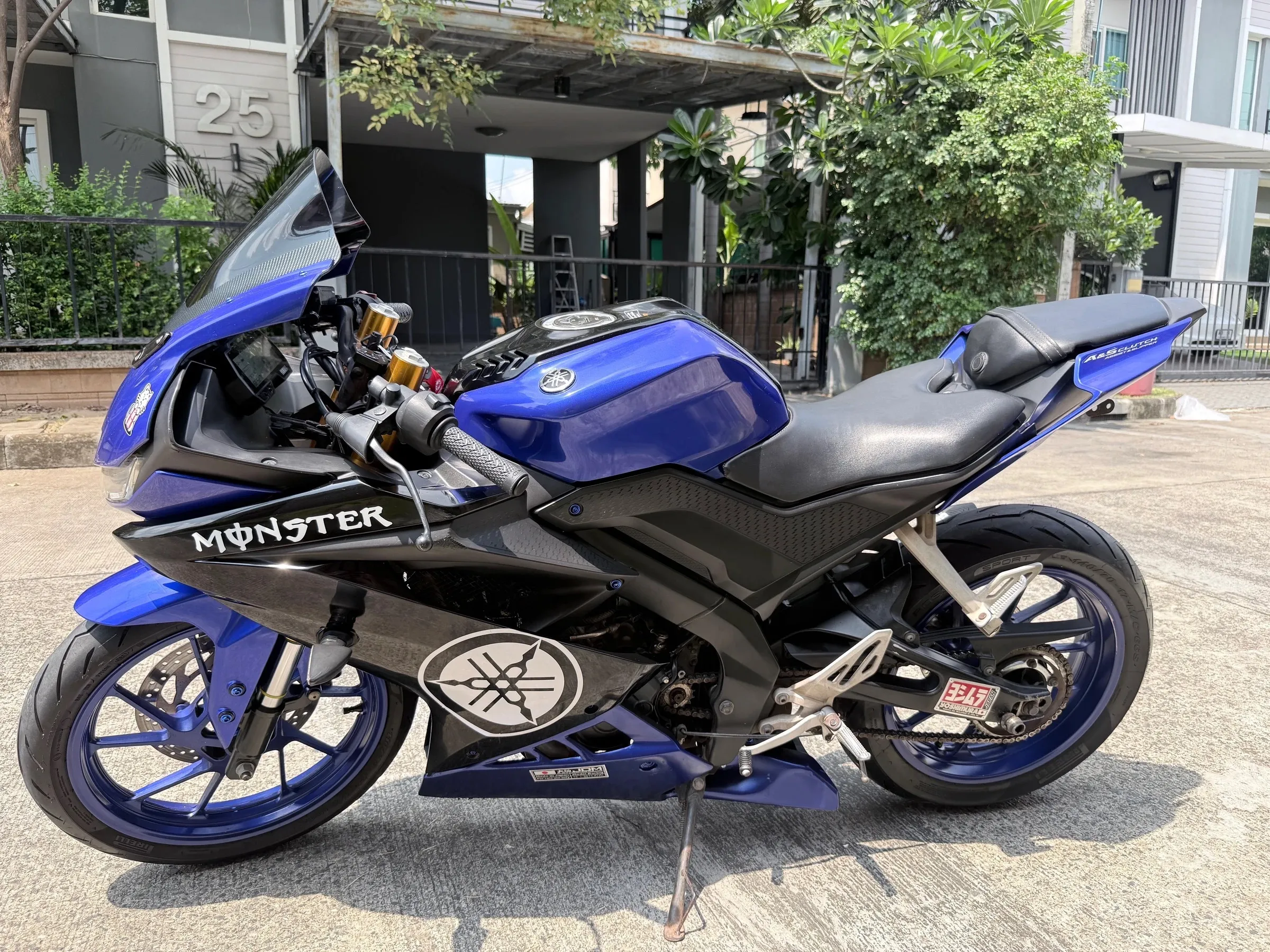 EXCEPTIONAL 2019 Yamaha R15 V3 - Customized Akrapovič Exhaust!