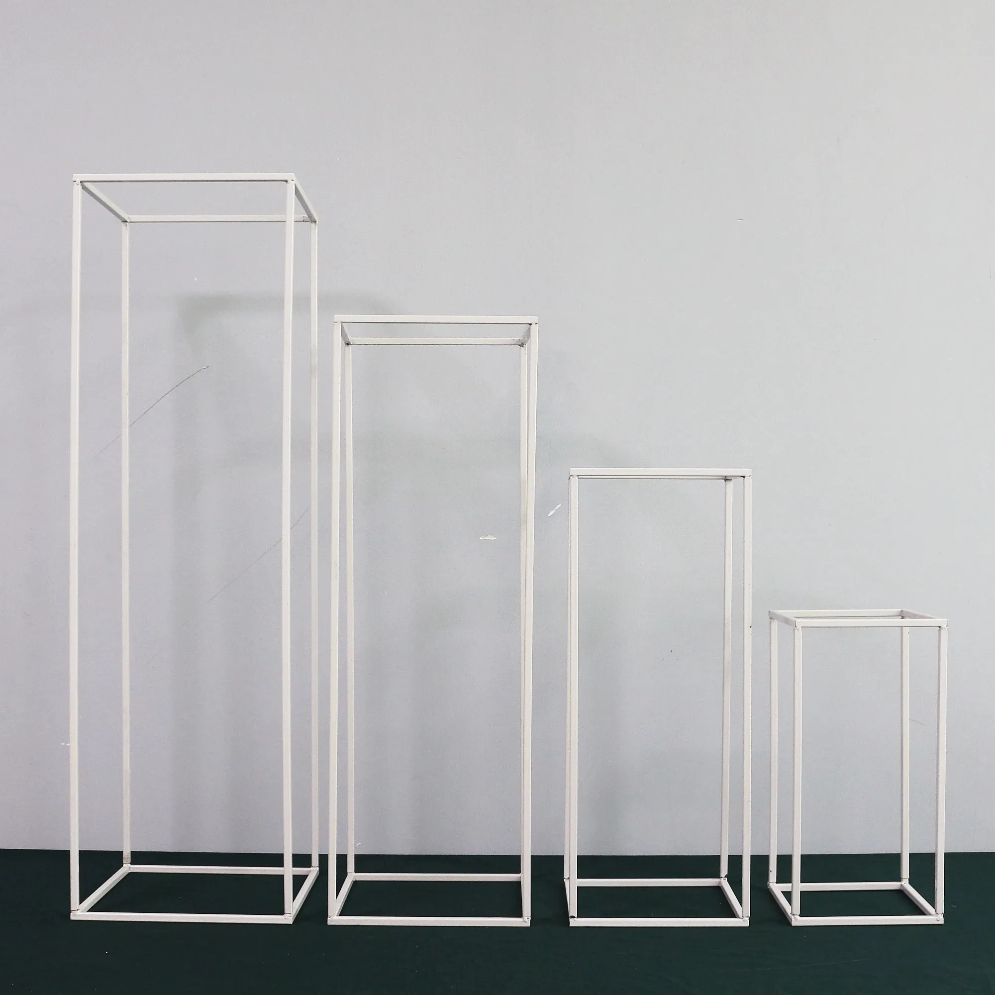 White metal flower/centerpiece stand plinth 40 cm