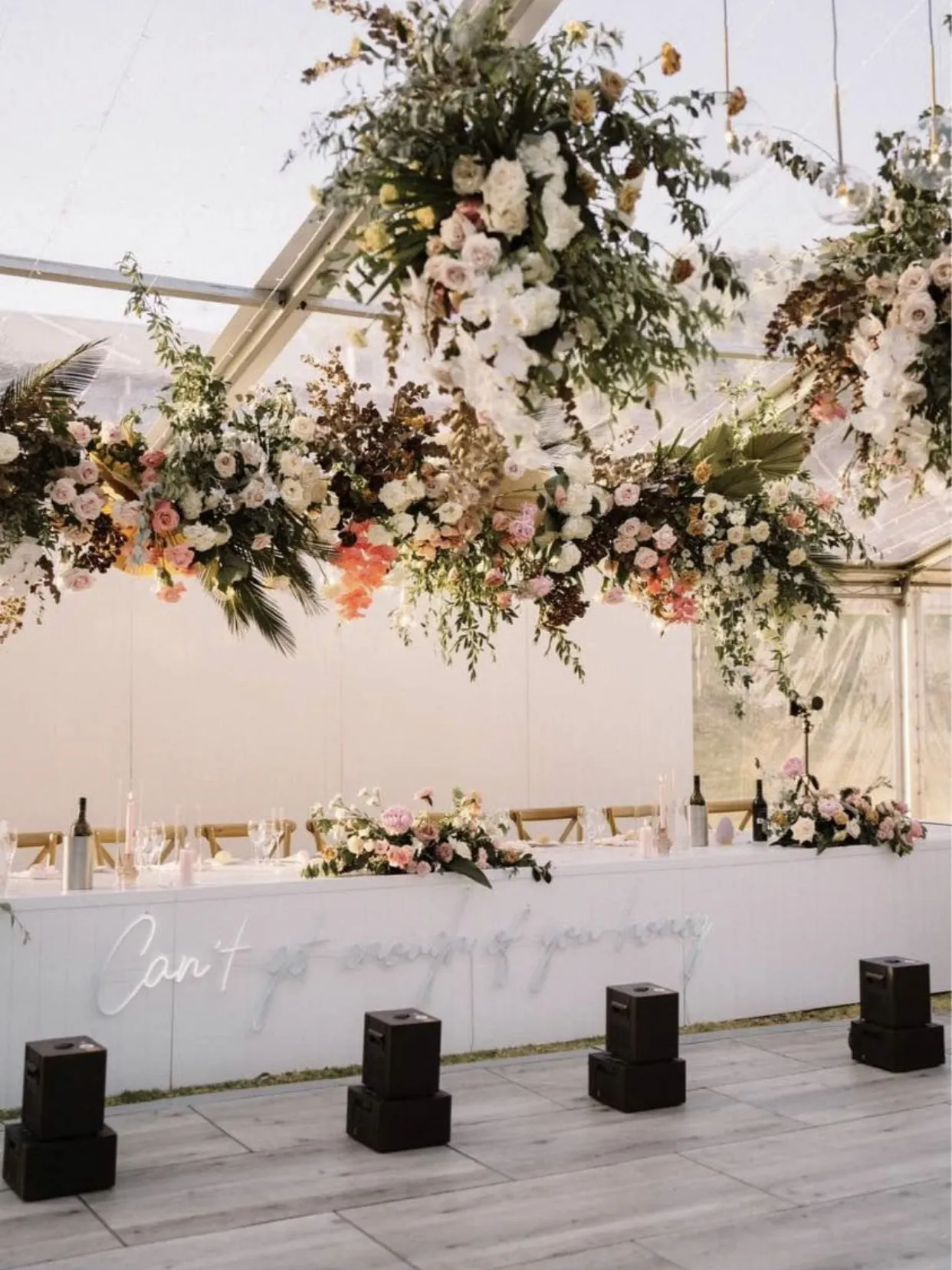 Neon sign Can't Get Enough Of You Honey