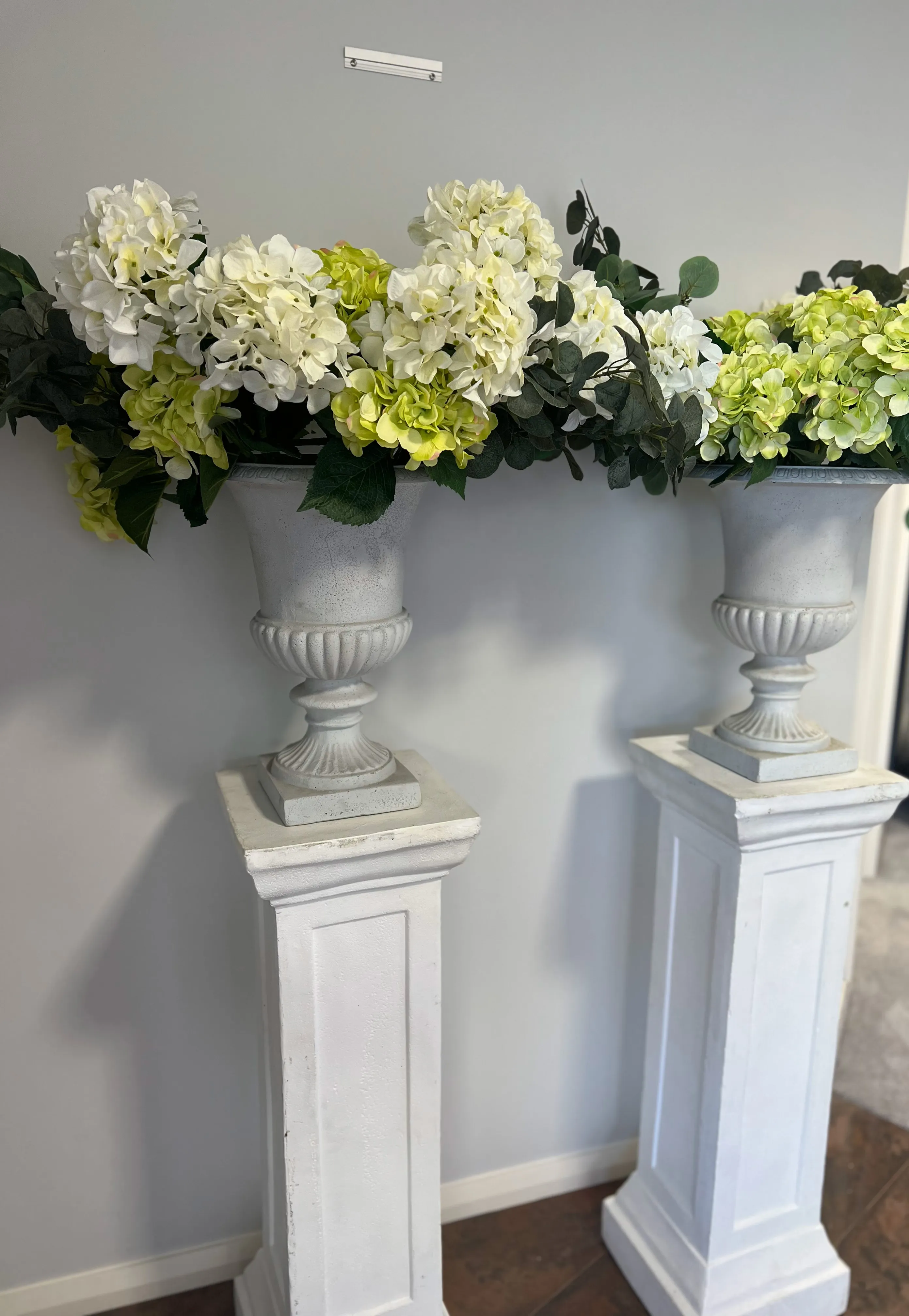 Classic fiberglass plinth 100 cm and urn