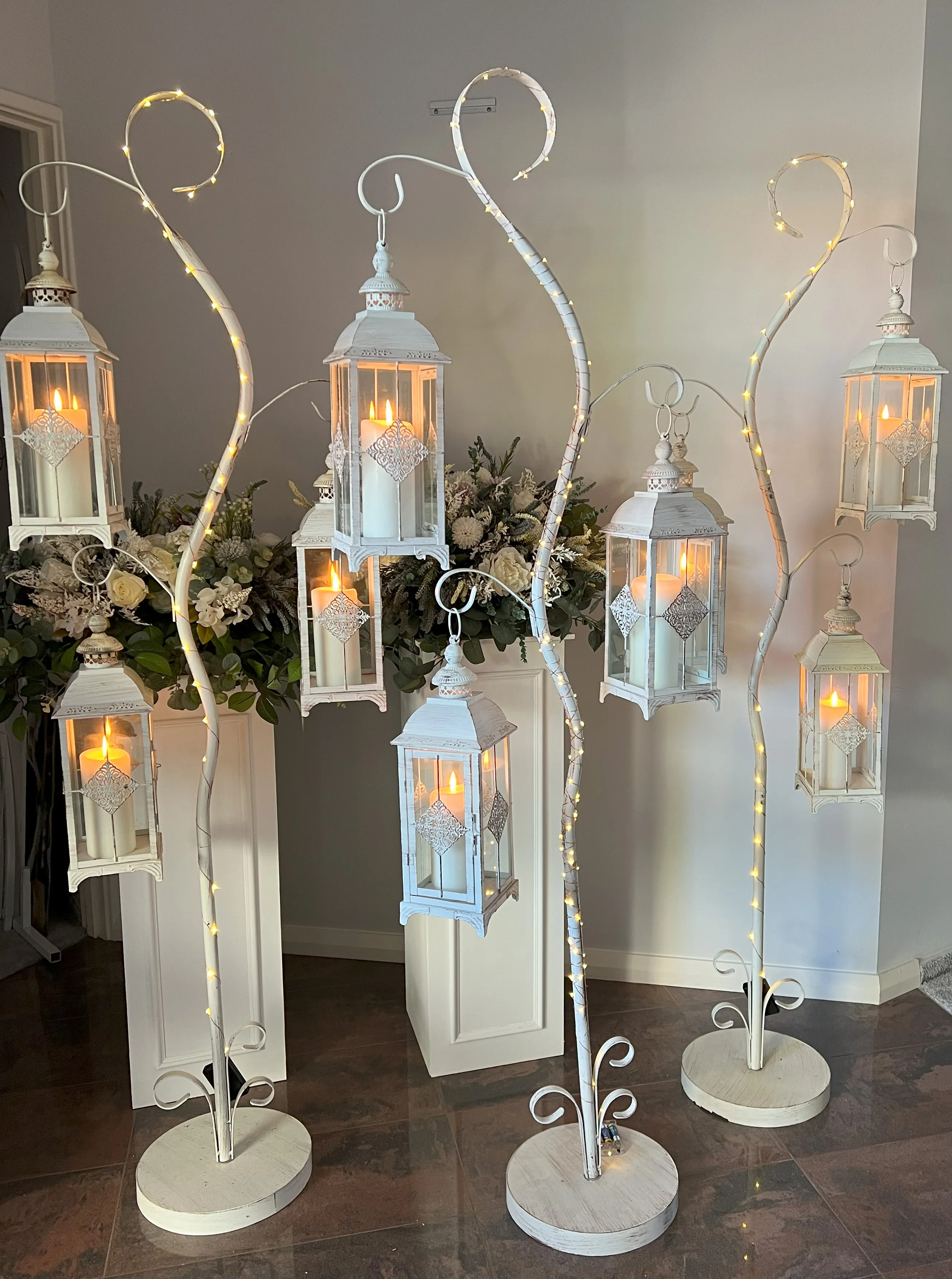 Lantern stand tree with 3 lanterns and LED lights