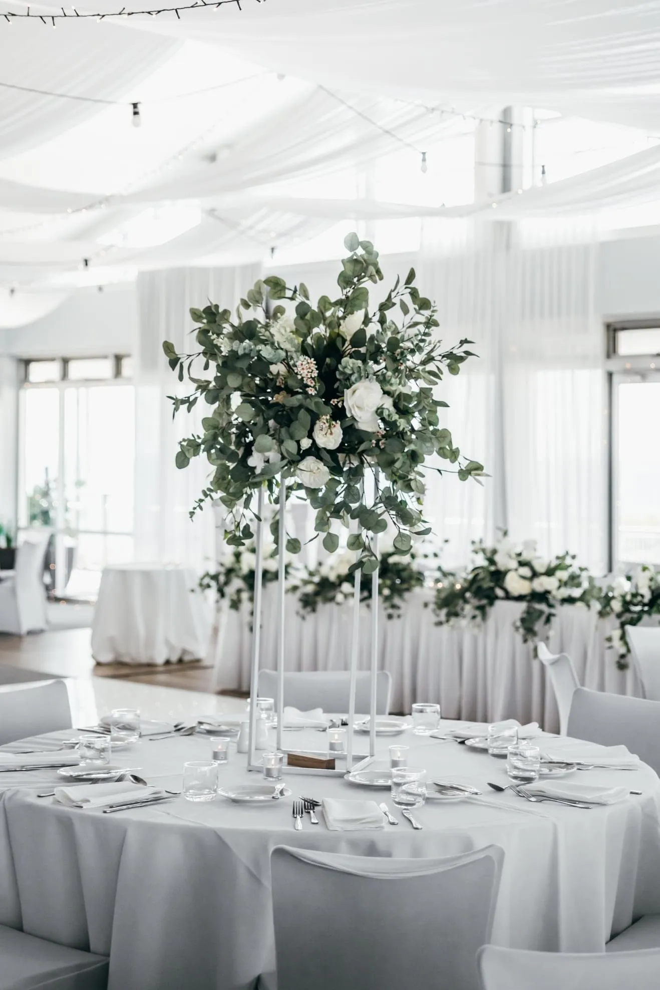 White metal flower/centerpiece stand plinth 100 cm