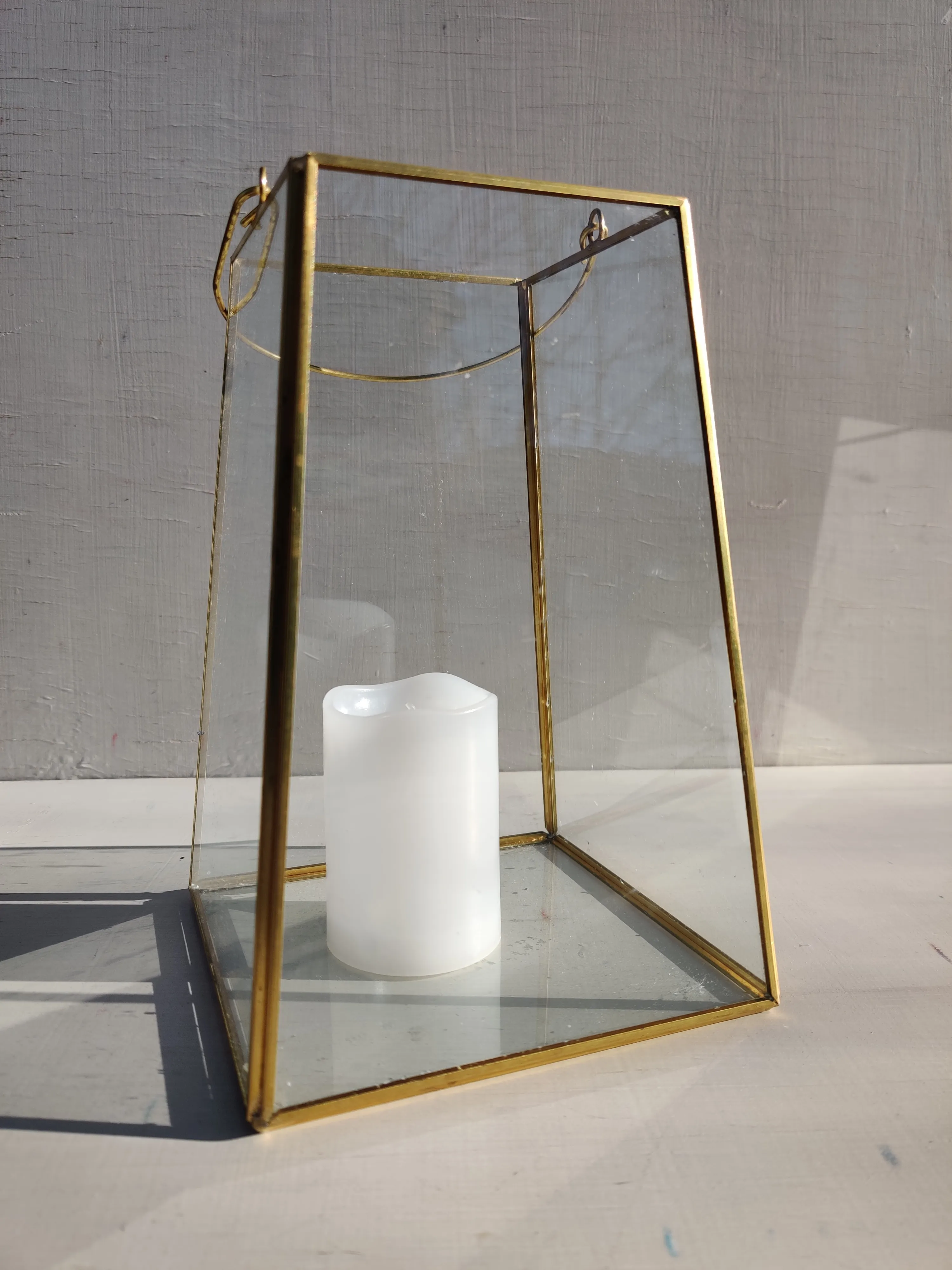 Vinoseinäinen lyhty, kulta