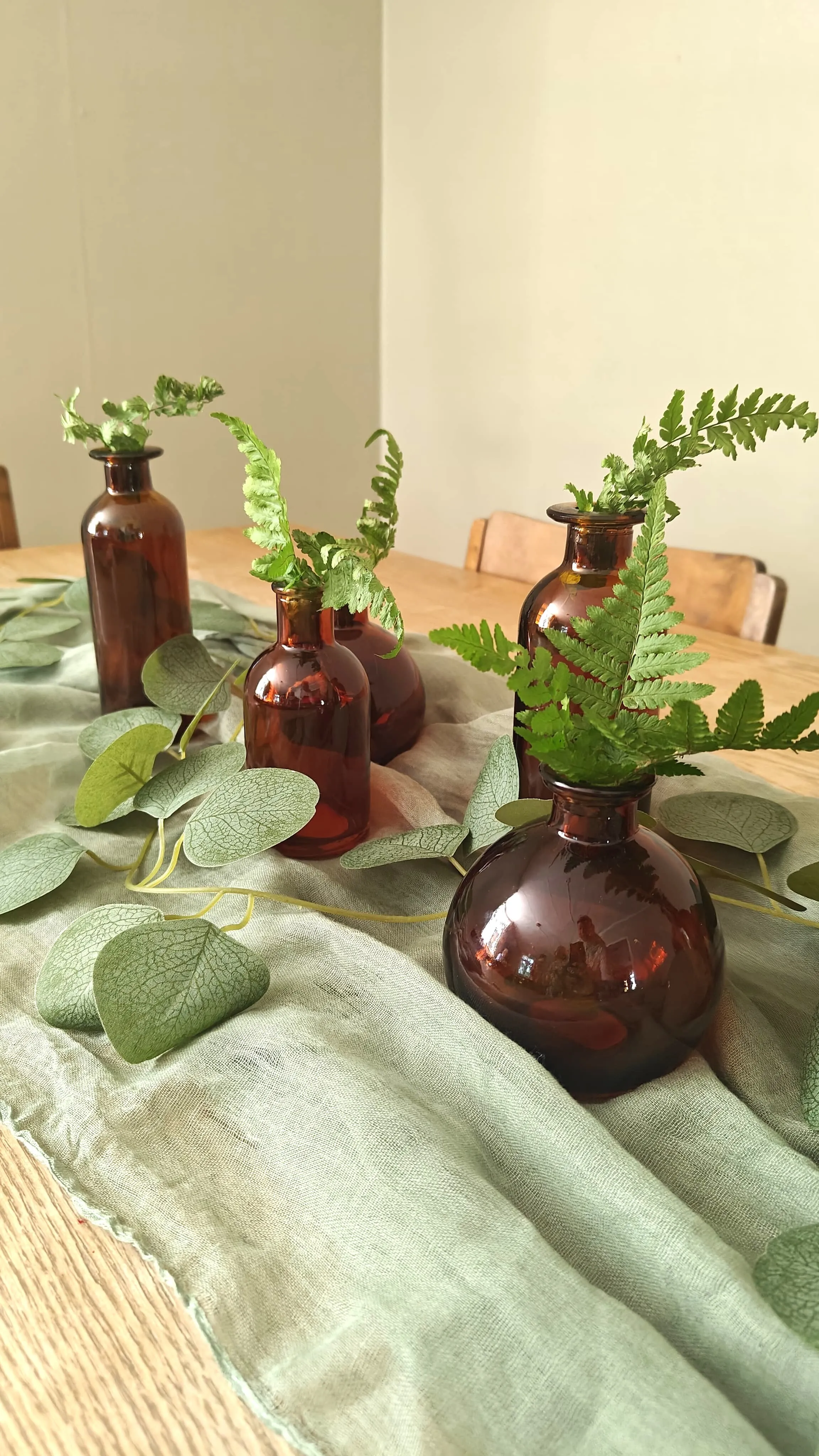 Pieni maljakko, ruskea