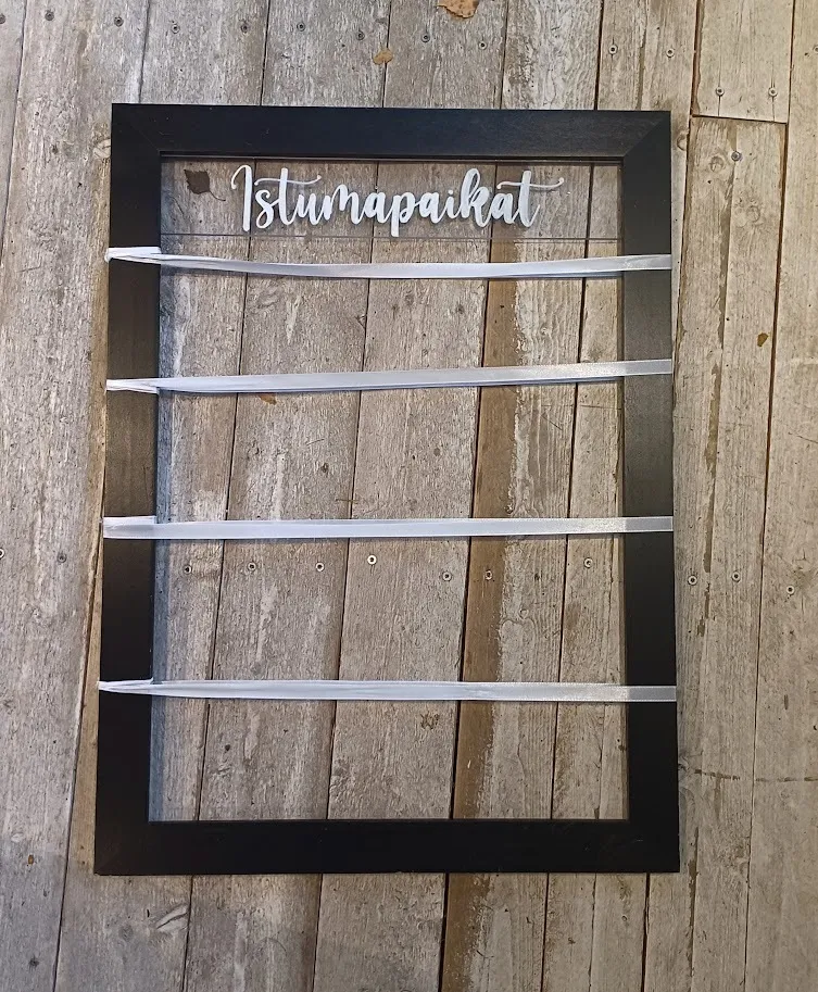 Istumapaikkataulu 58x78cm, musta kehys