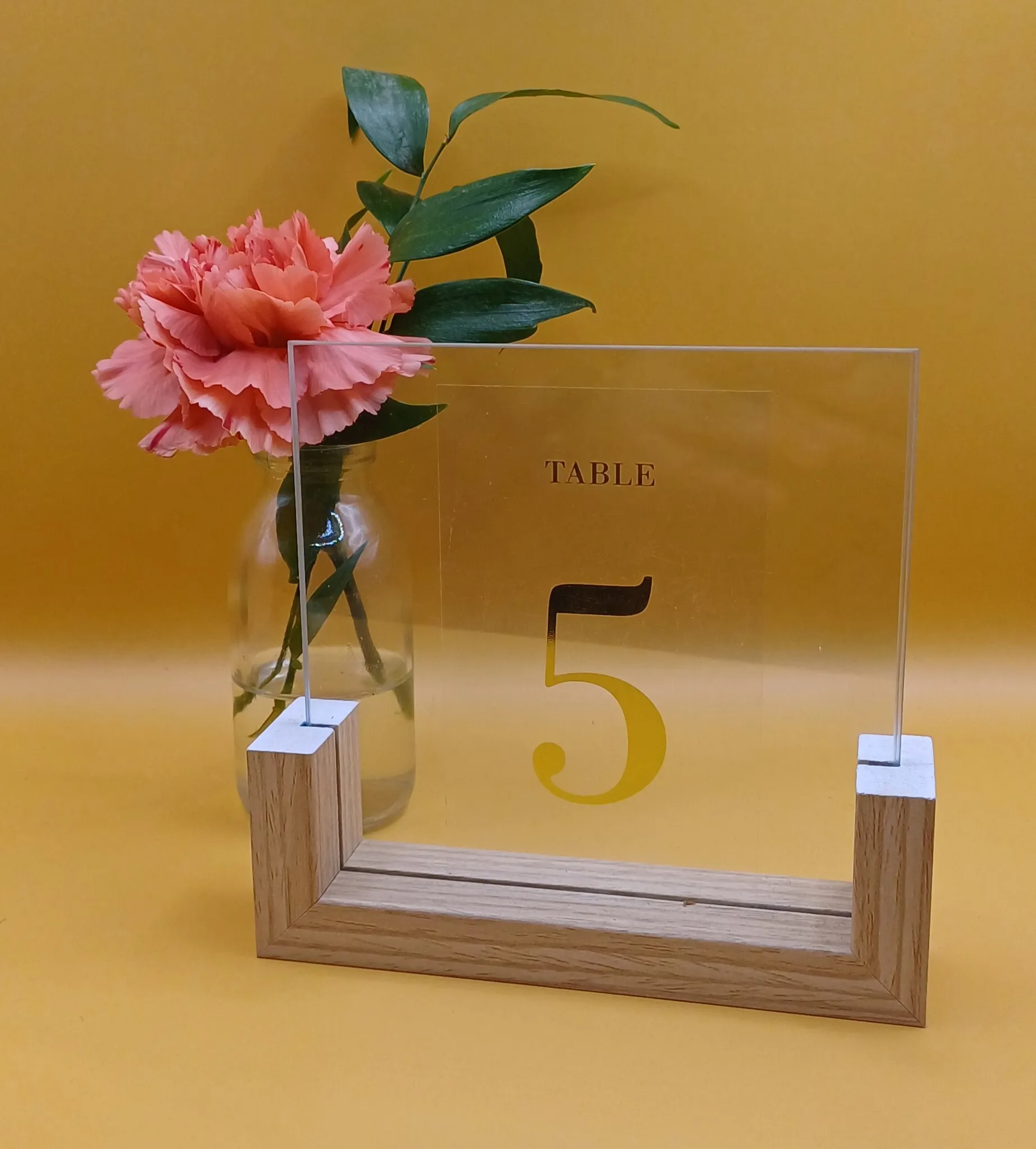 Pöytänumeroteline, puinen lasilla