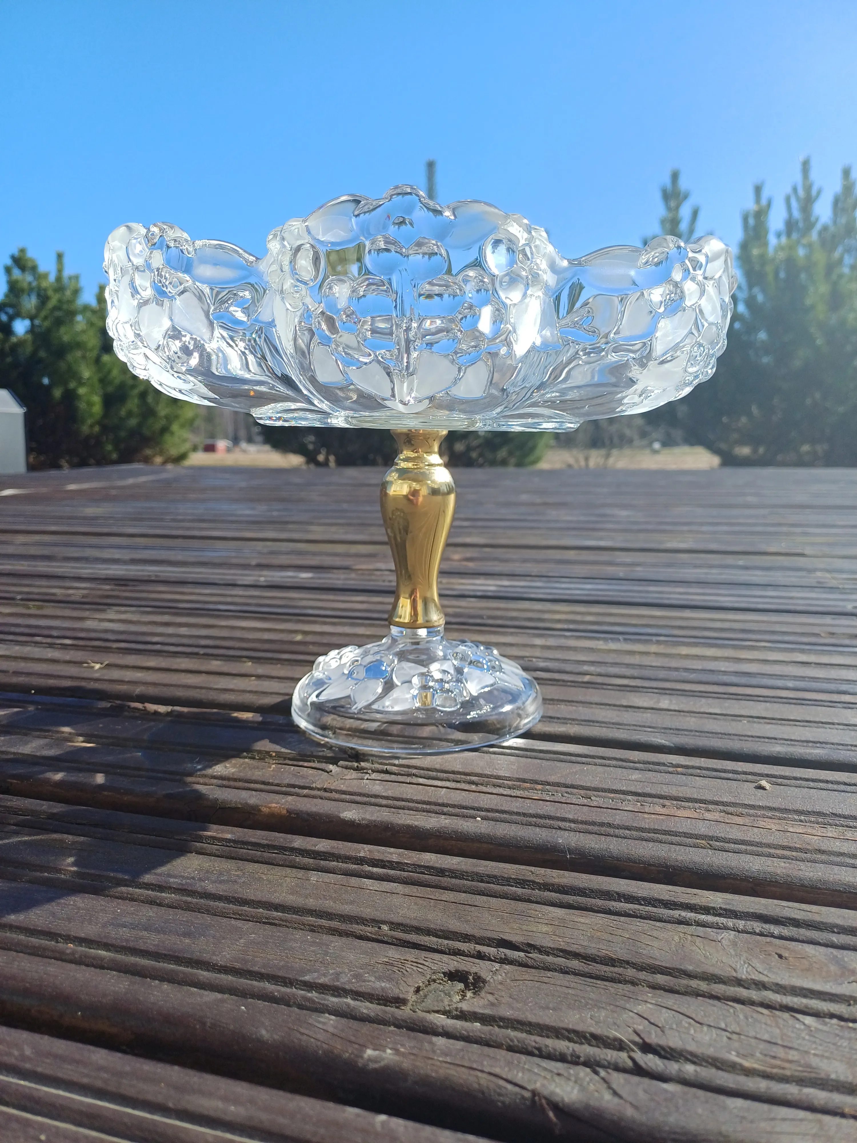 Tarjoiluastia, kultainen jalka