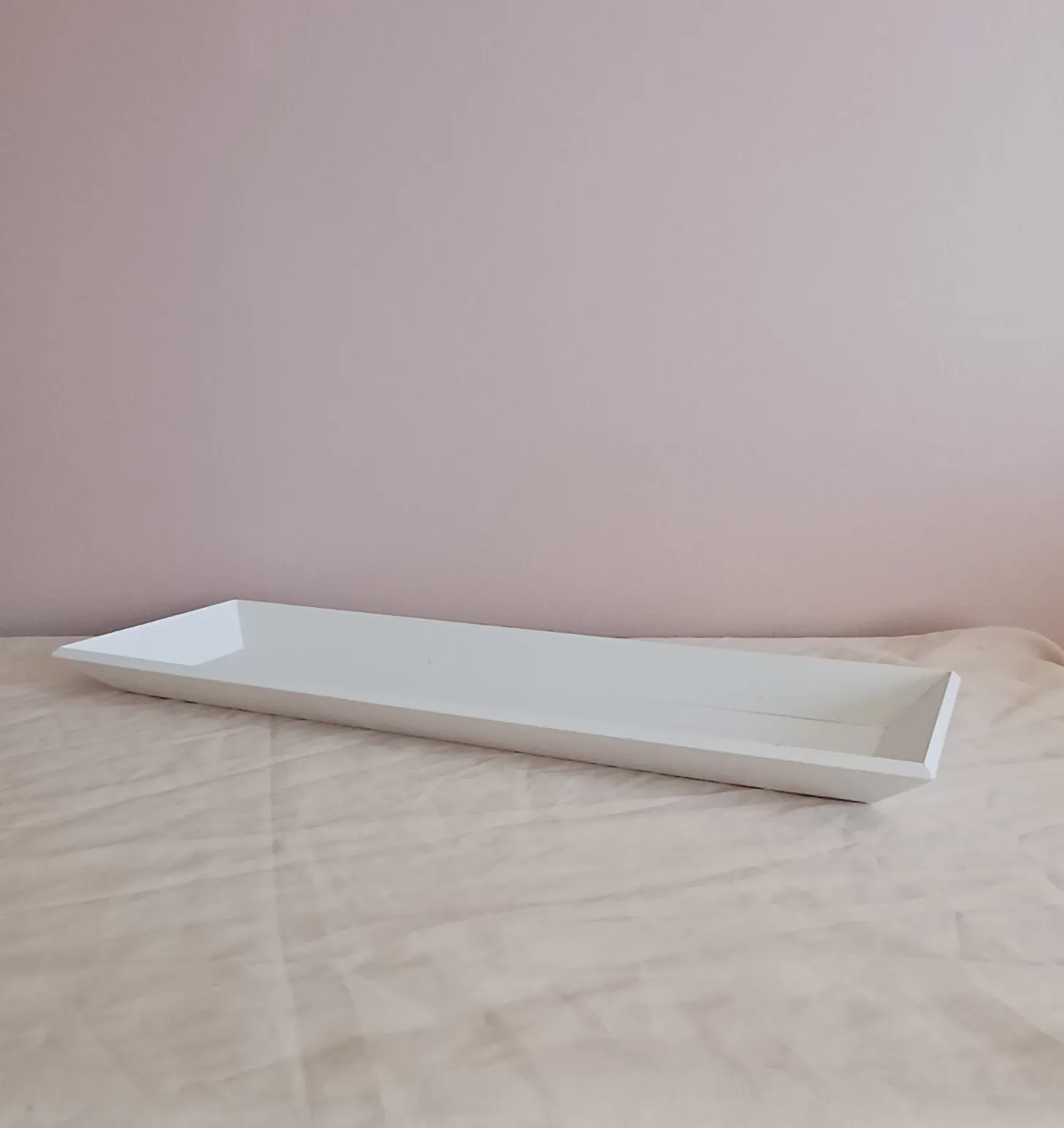 Valkoinen tarjoiluastia