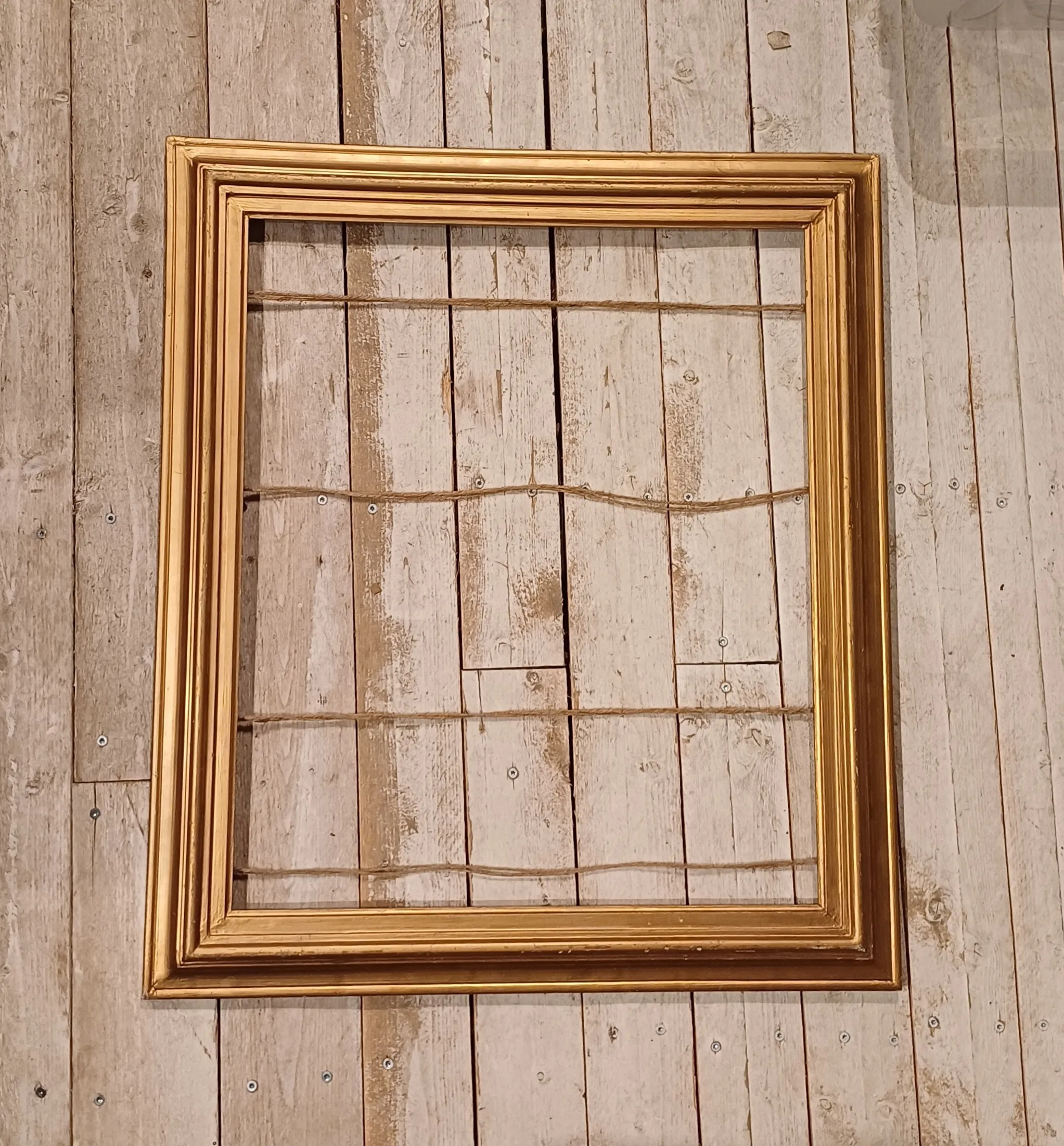 Kultaiset kehykset juuttinaruilla