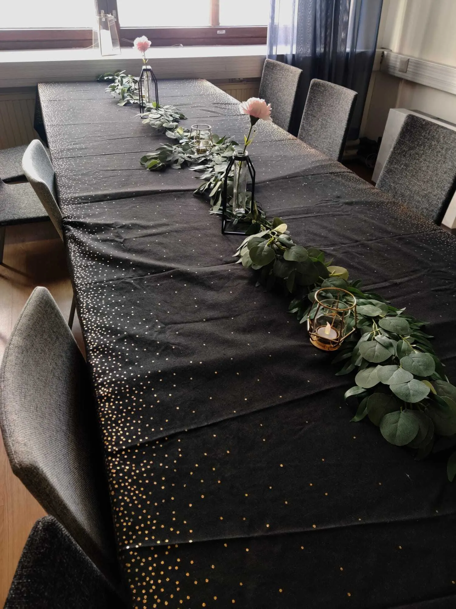 Musta pöytäliina, kultaisella kuviolla 140x350cm