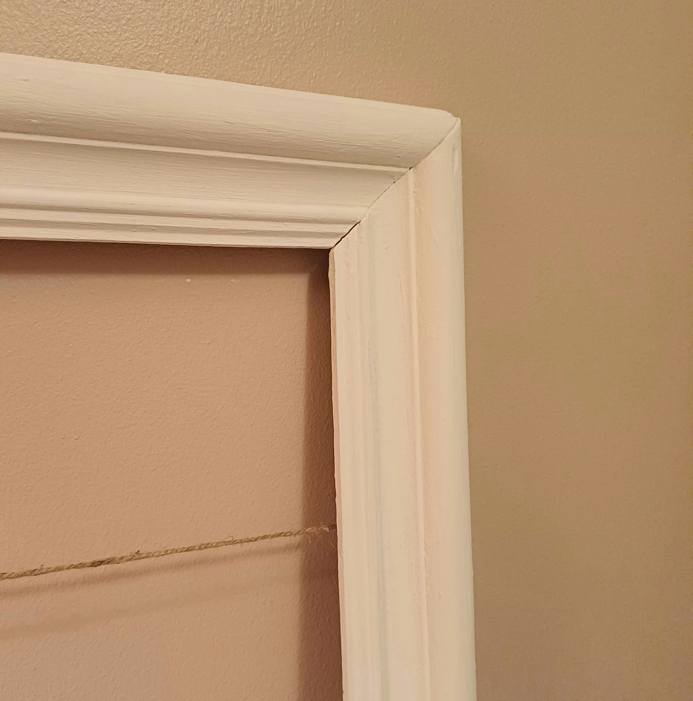 Valkoinen kehys juuttinaruilla 80x83cm