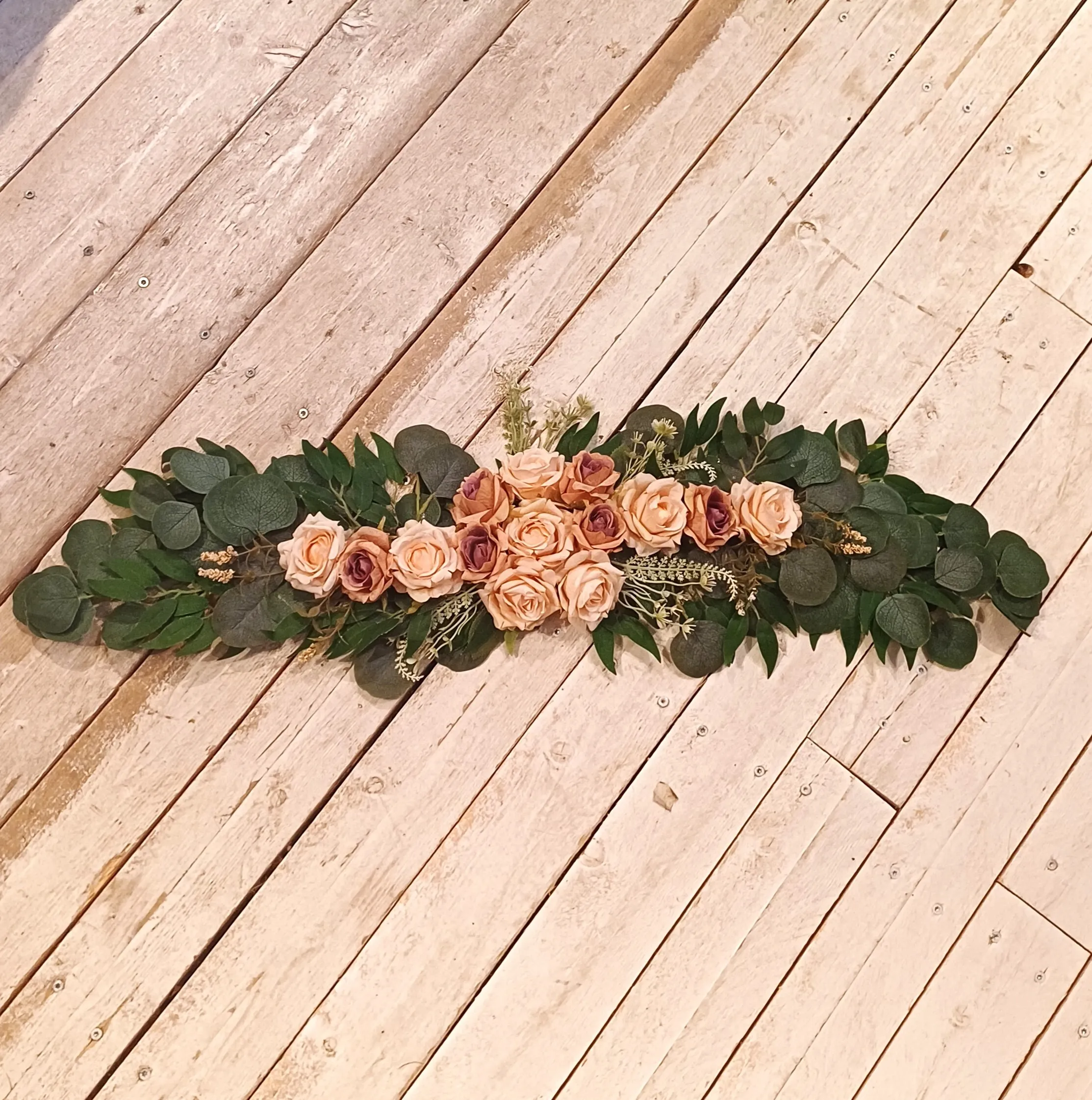 Kukka-asetelma pöytään