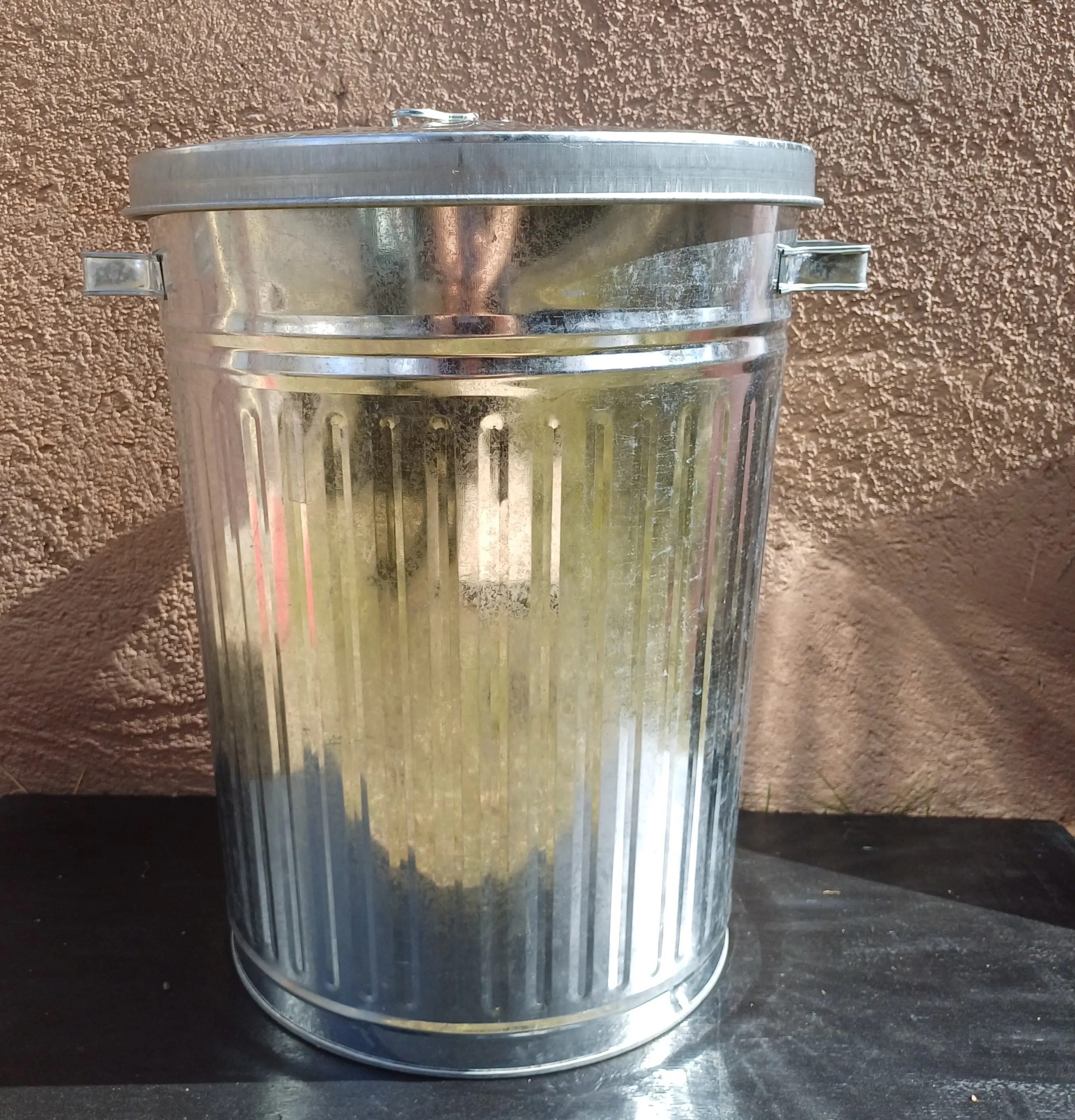 Roskakori kannella, metalli