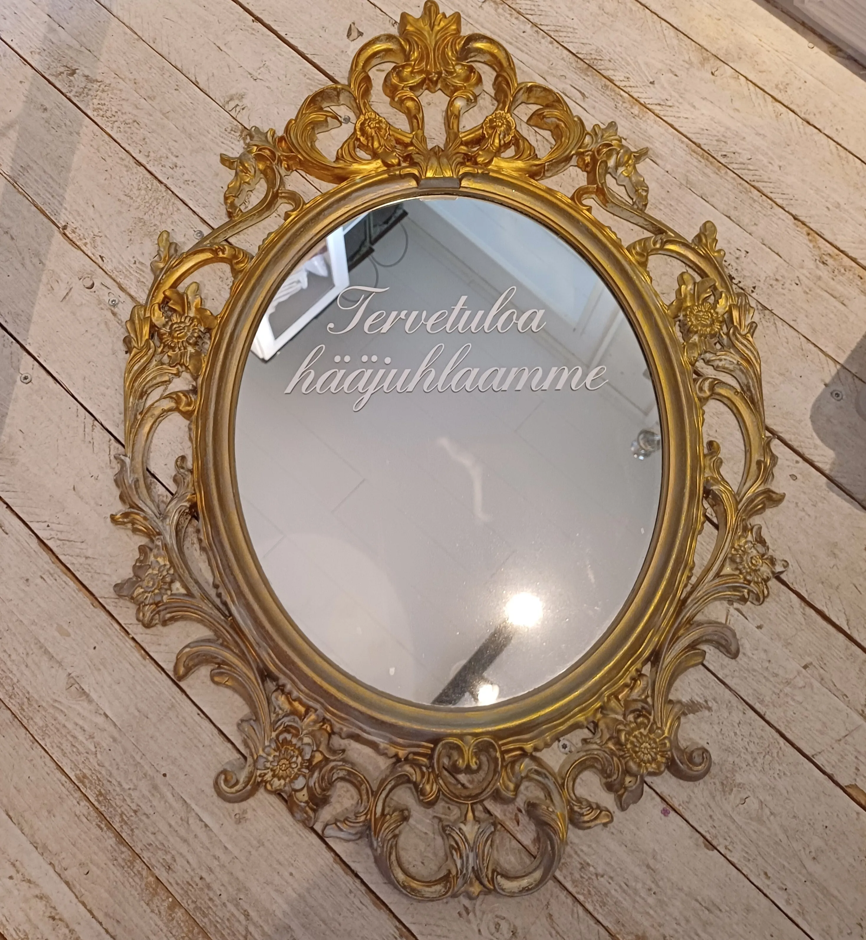 Koristeellinen peili tekstillä, kulta