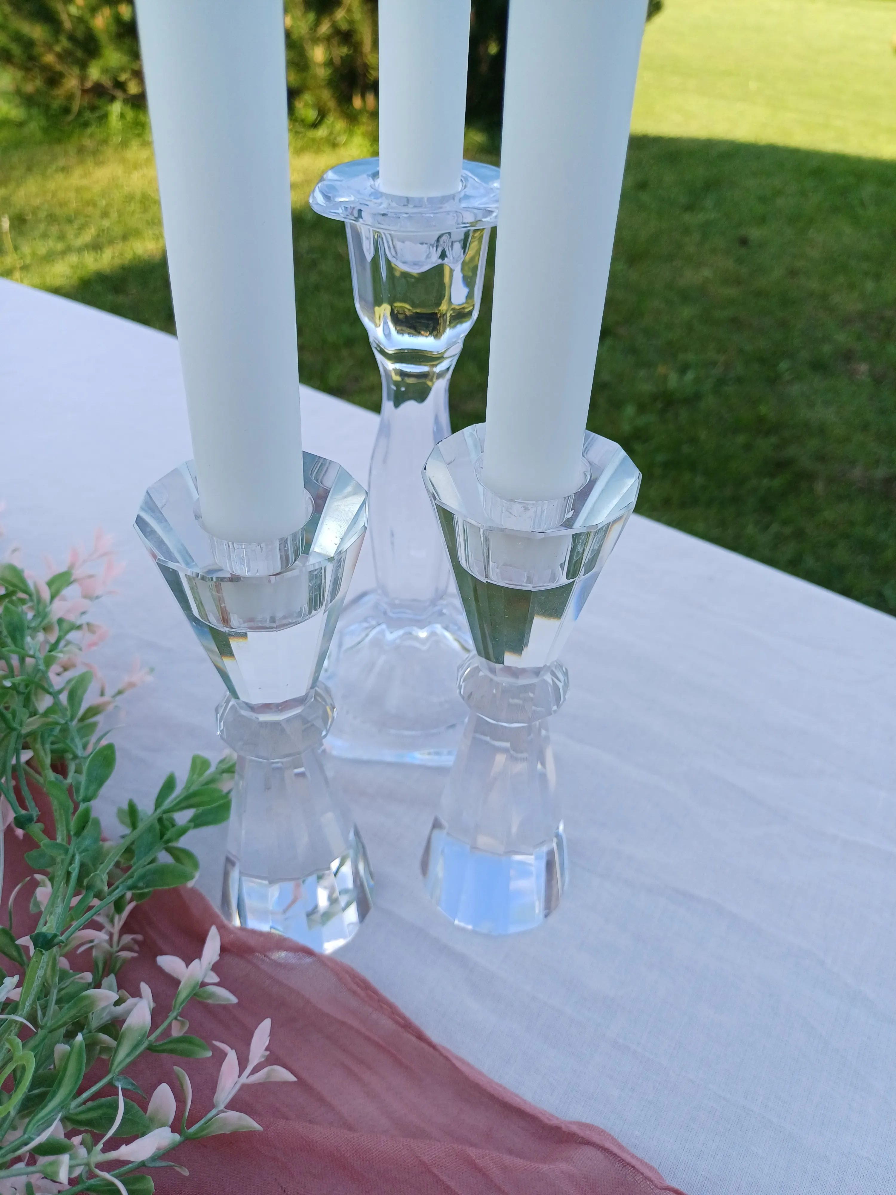 Erilaisia lasisia kynttilänjalkoja