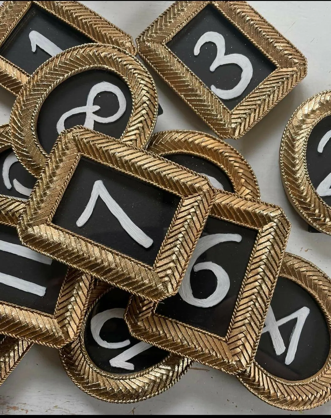 Pöytänumero 1-12, kultaiset kehykset